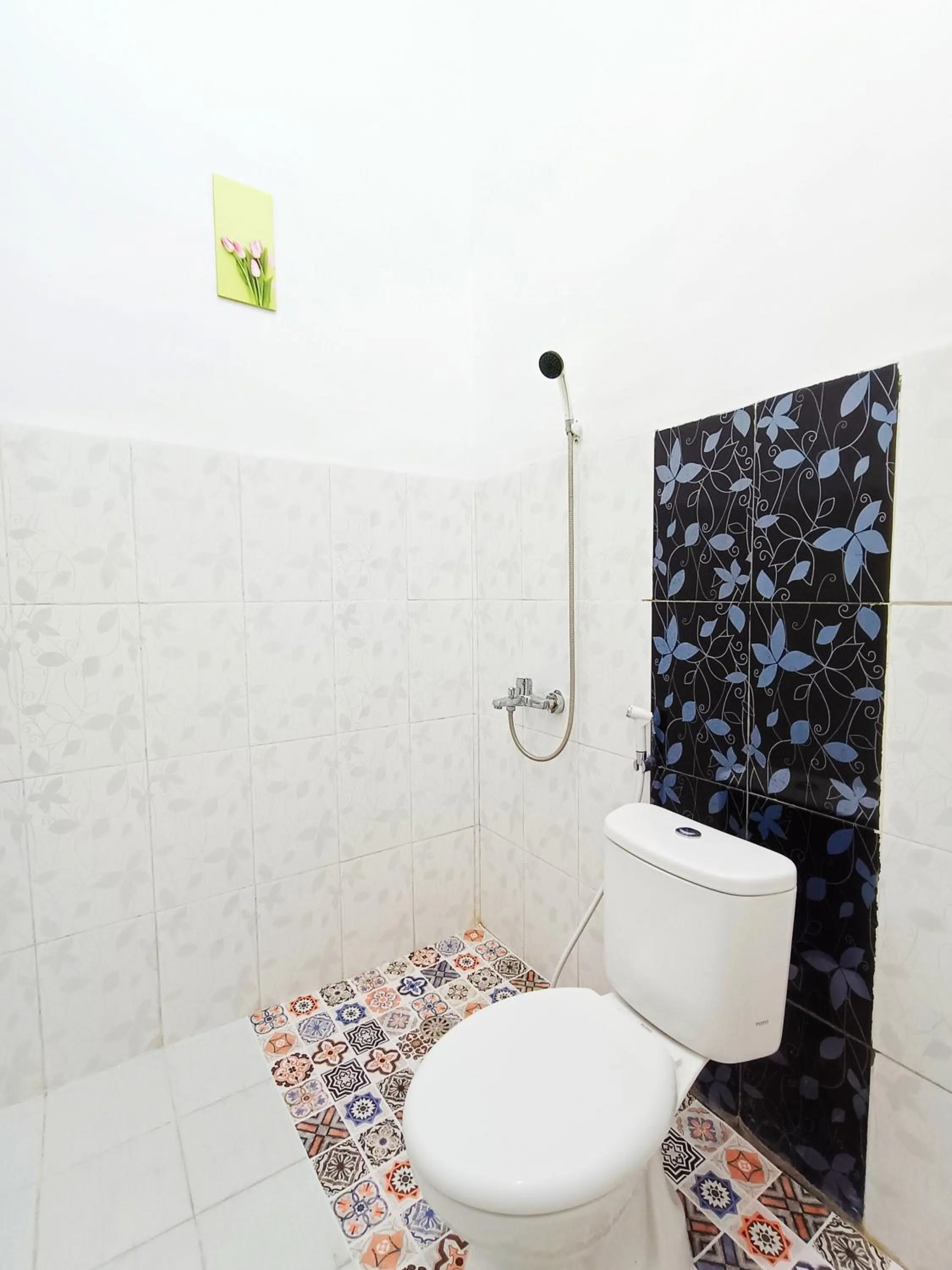 Bathroom in RedDoorz Syariah near Universitas 17 Agustus Banyuwangi