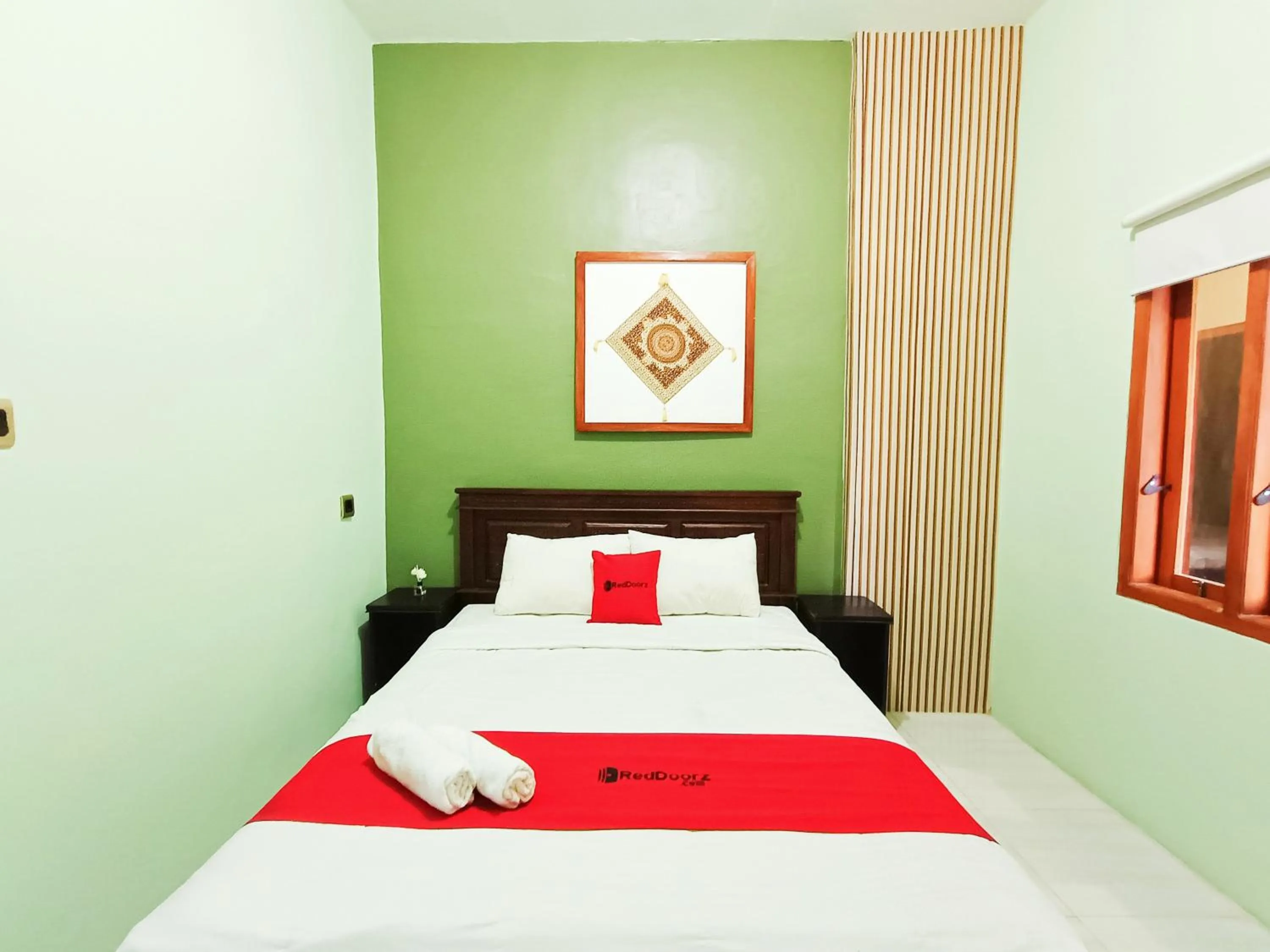 Bedroom, Bed in RedDoorz Syariah near Universitas 17 Agustus Banyuwangi