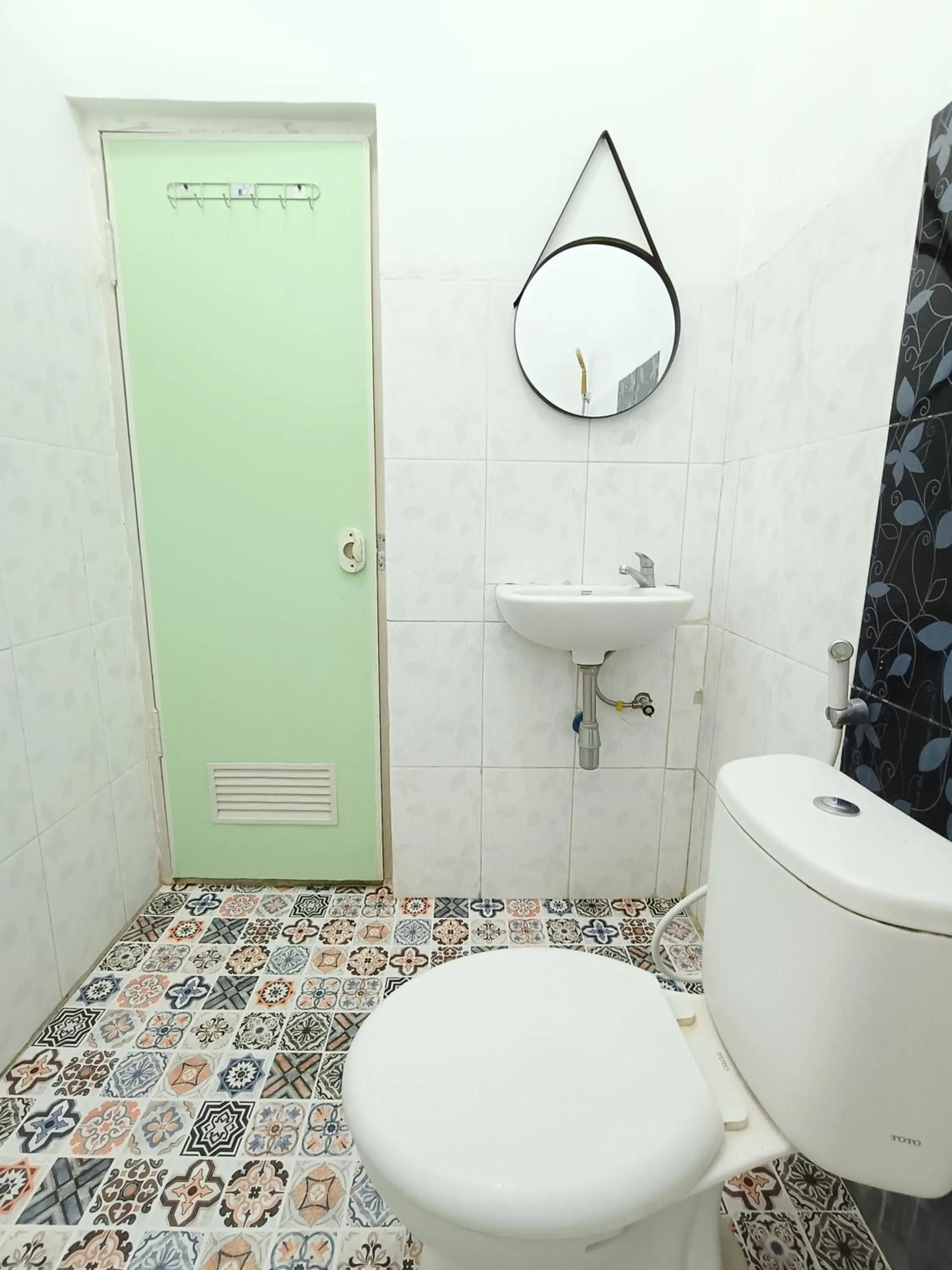 Bathroom in RedDoorz Syariah near Universitas 17 Agustus Banyuwangi