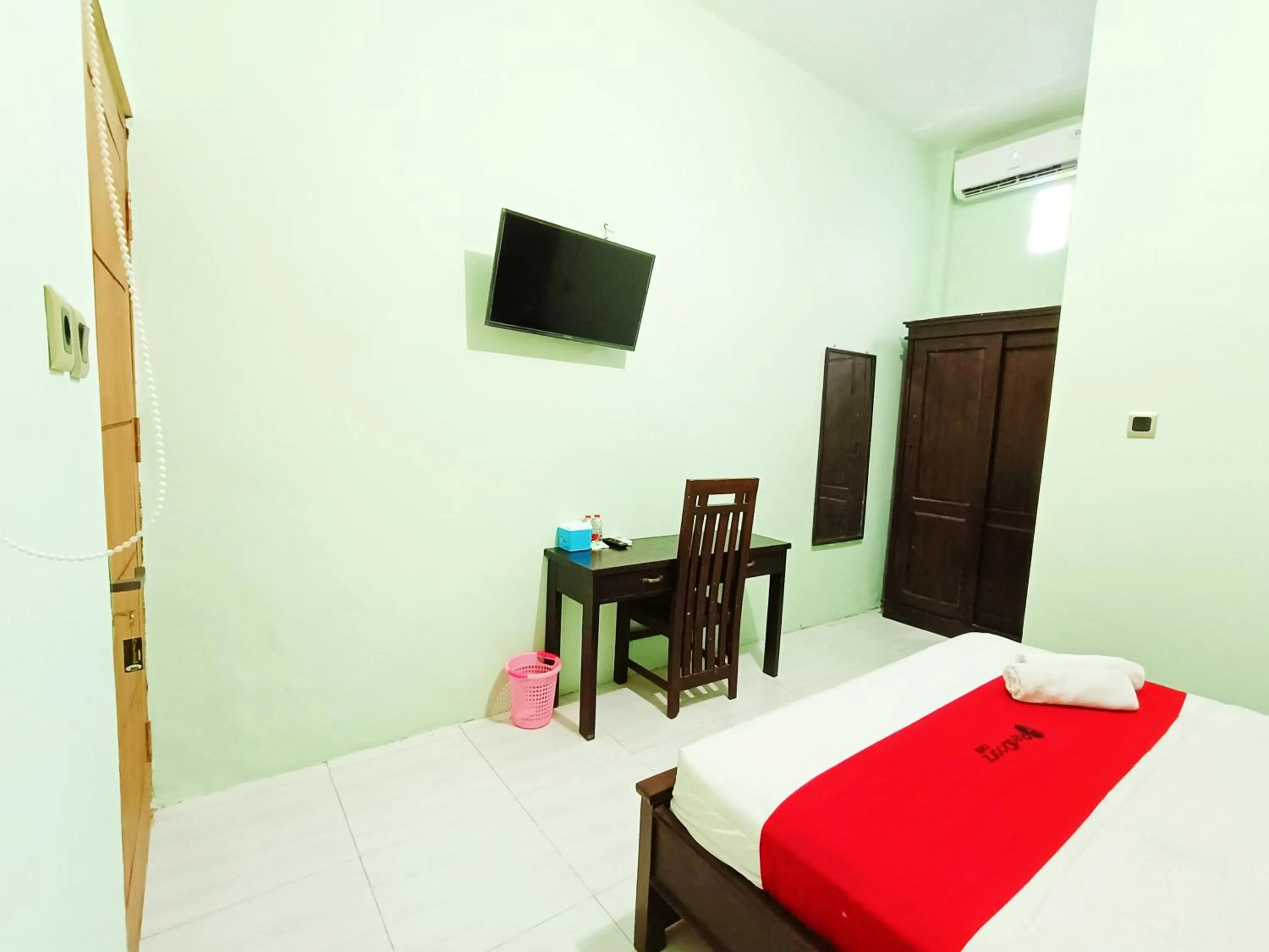 Bedroom, Bed in RedDoorz Syariah near Universitas 17 Agustus Banyuwangi