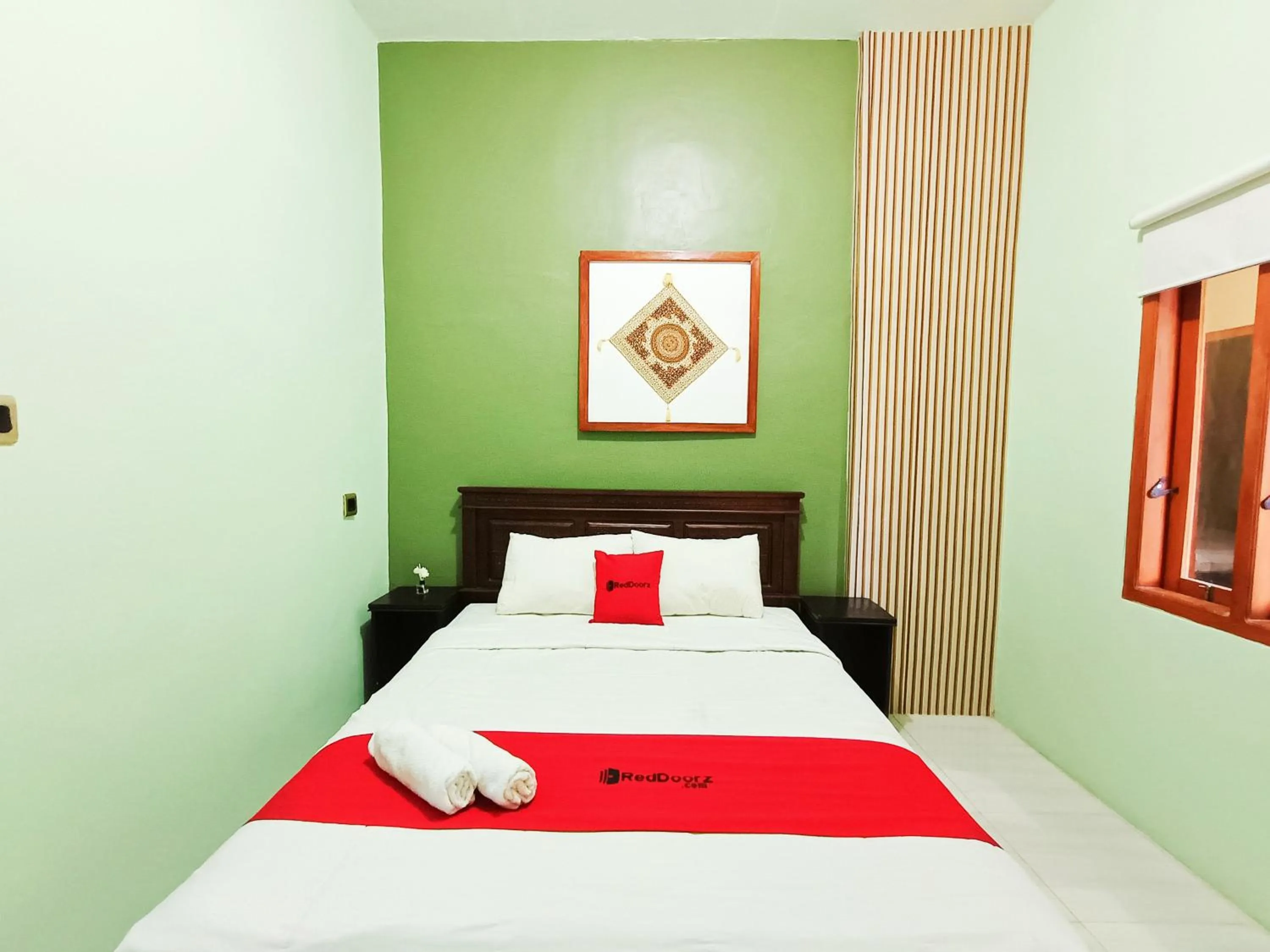 Bedroom, Bed in RedDoorz Syariah near Universitas 17 Agustus Banyuwangi