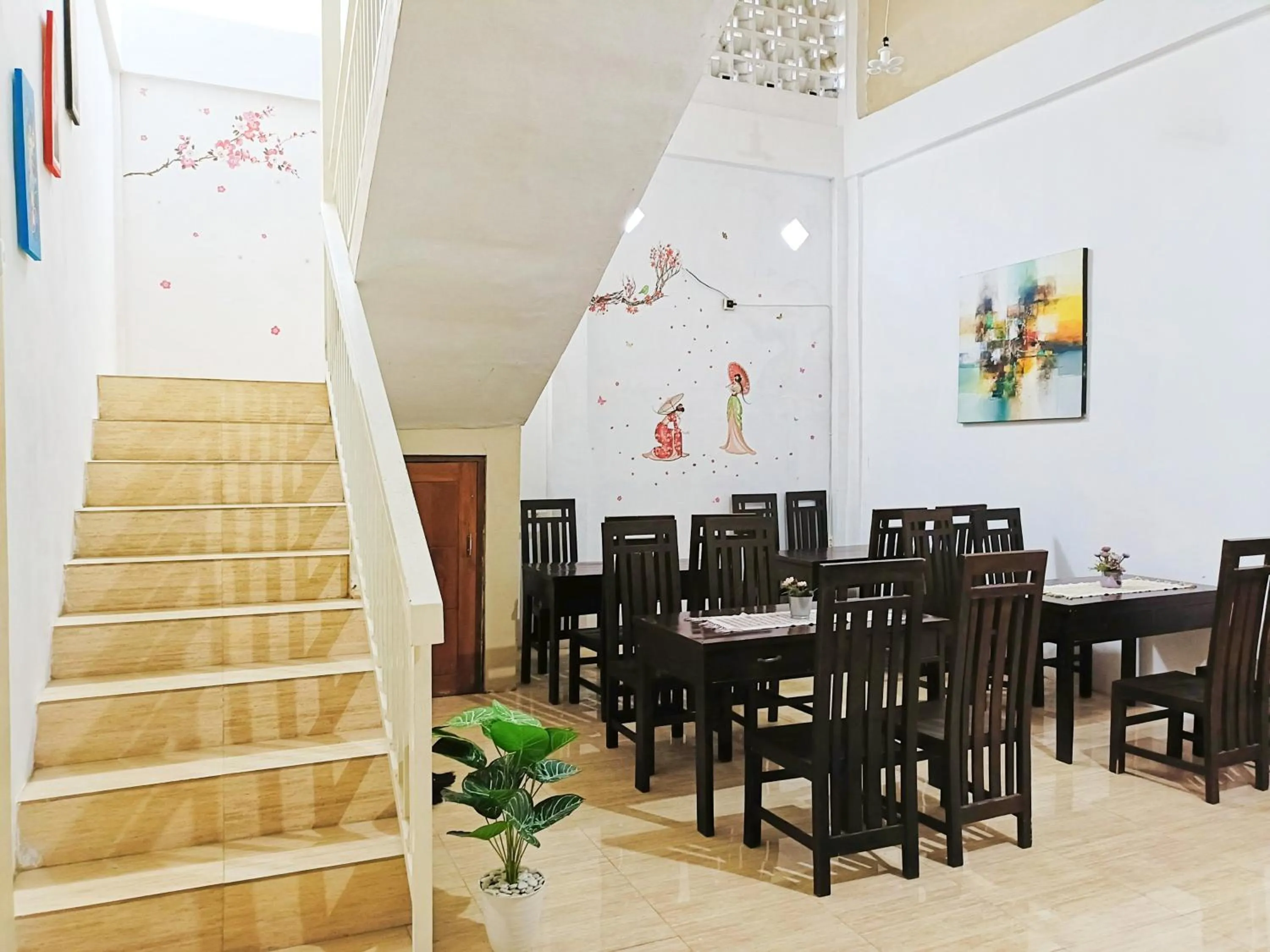 Seating area in RedDoorz Syariah near Universitas 17 Agustus Banyuwangi