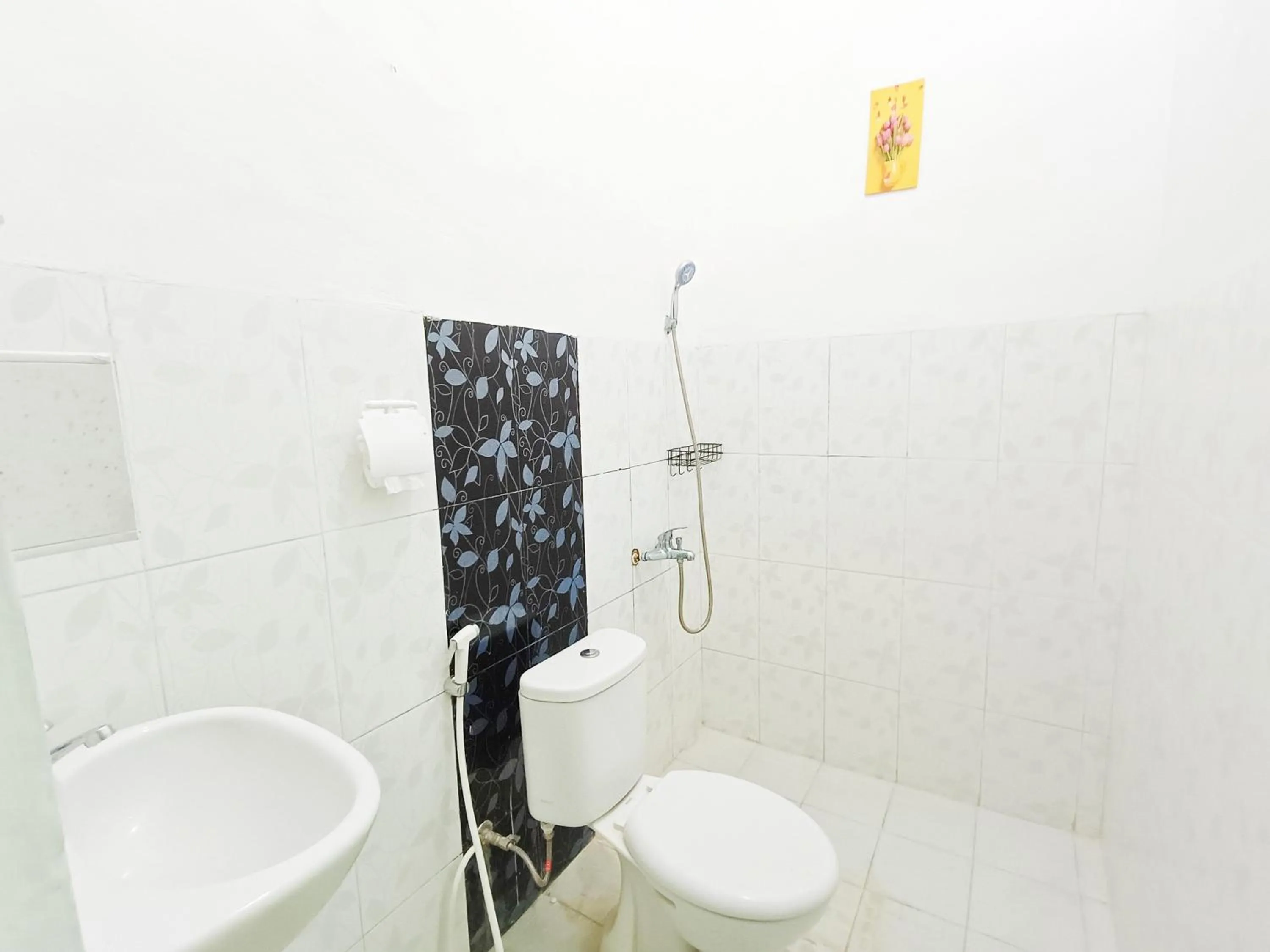 Bathroom in RedDoorz Syariah near Universitas 17 Agustus Banyuwangi