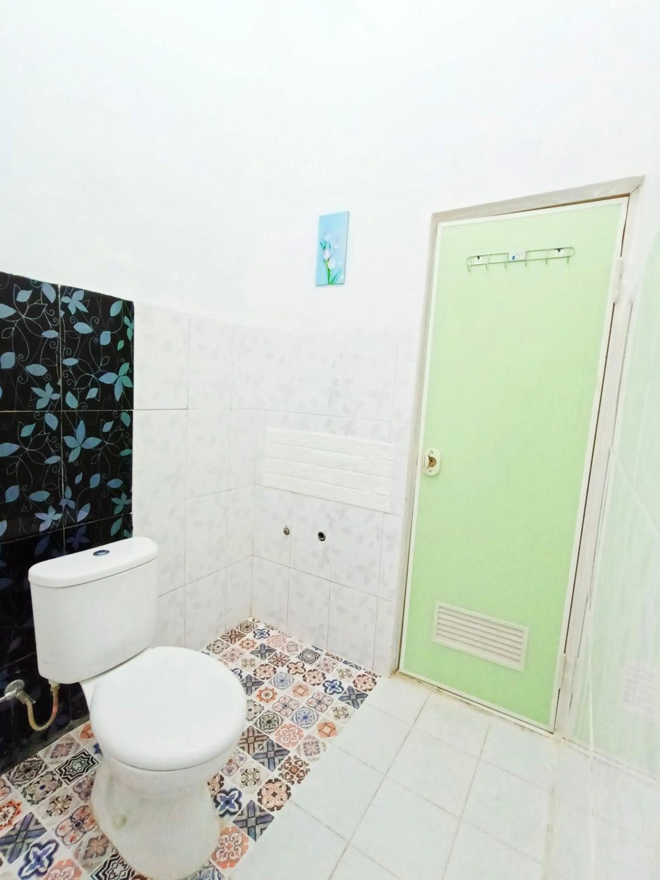 Bathroom in RedDoorz Syariah near Universitas 17 Agustus Banyuwangi