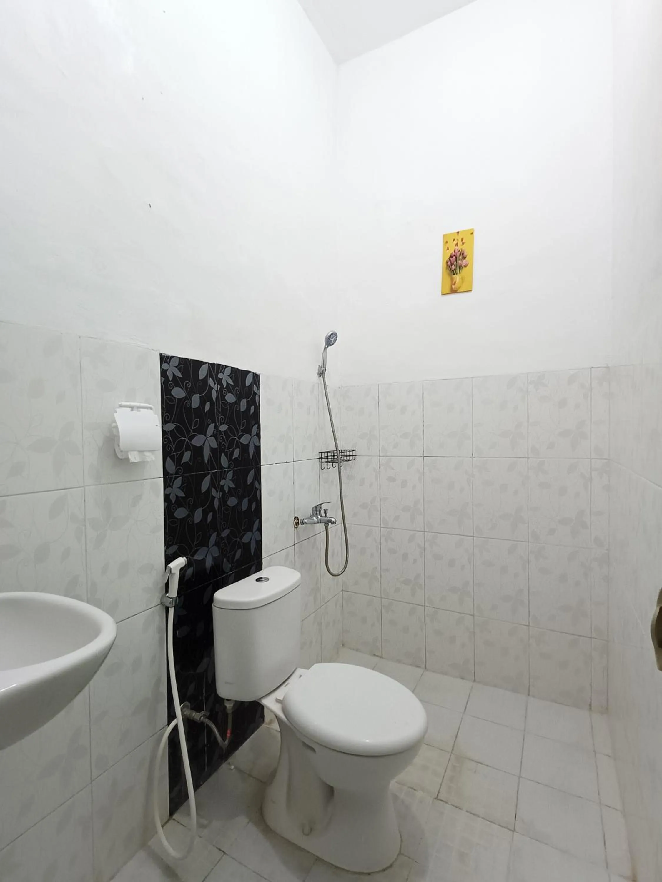 Bathroom in RedDoorz Syariah near Universitas 17 Agustus Banyuwangi