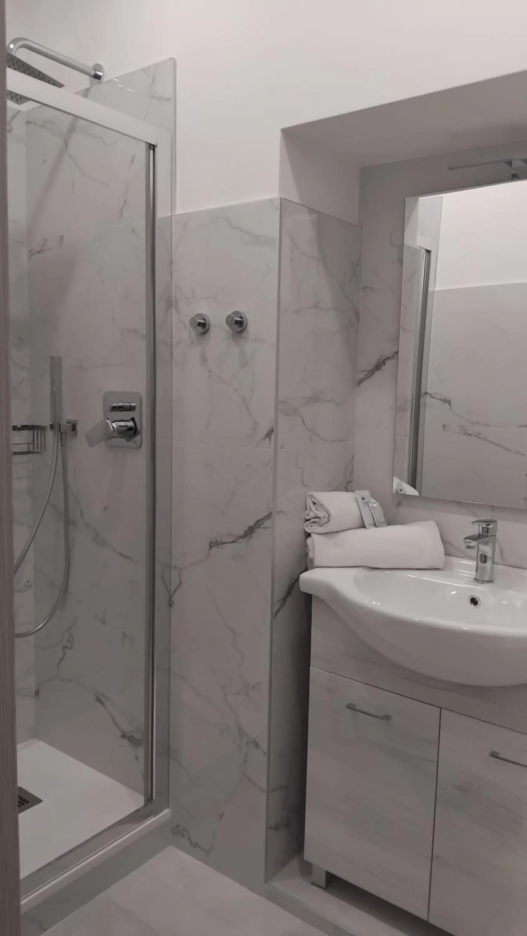 Shower in Hotel Serena