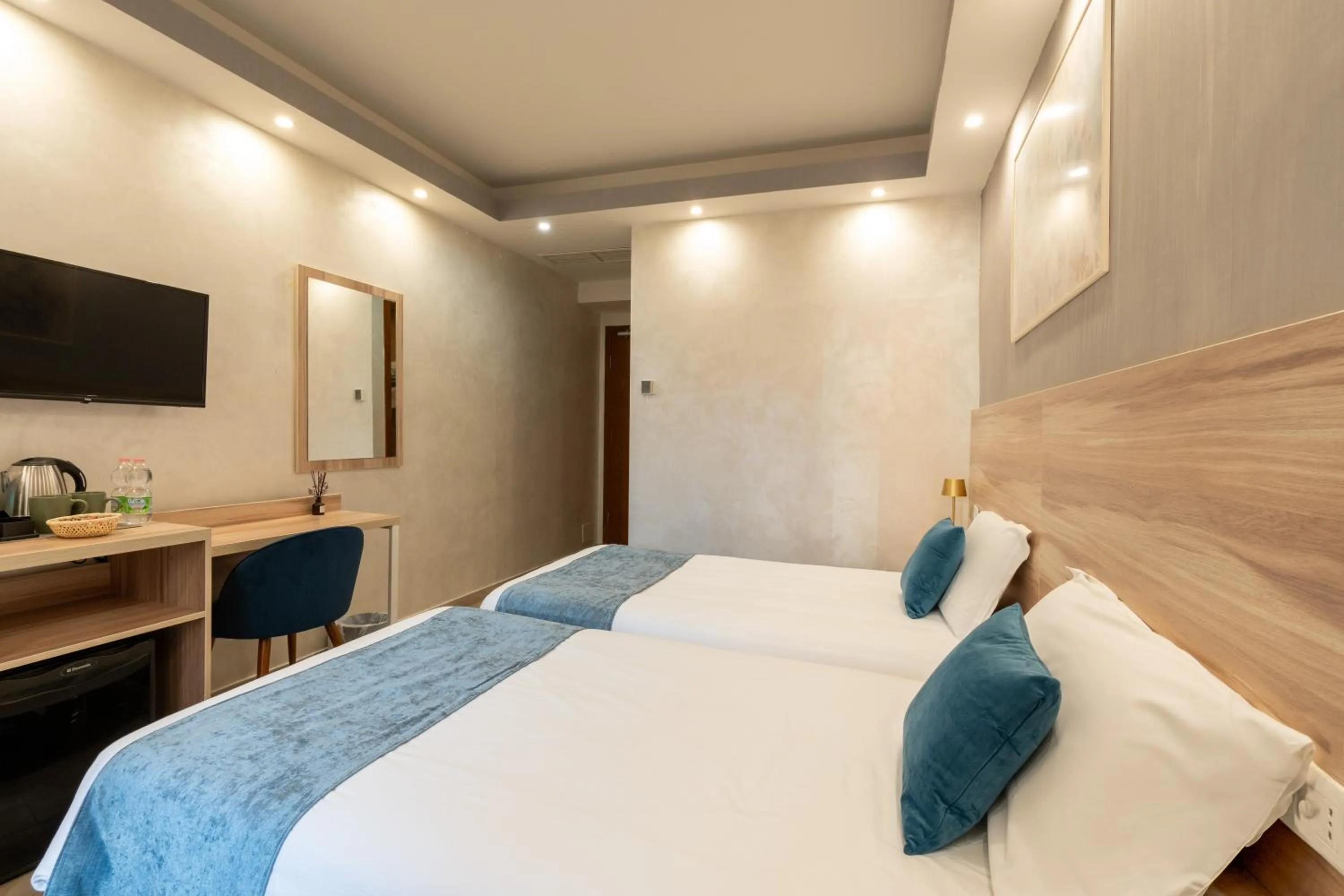 Bed in Drago D'Oro GUESTHOUSE - accross from metro Vittorio Emanuele