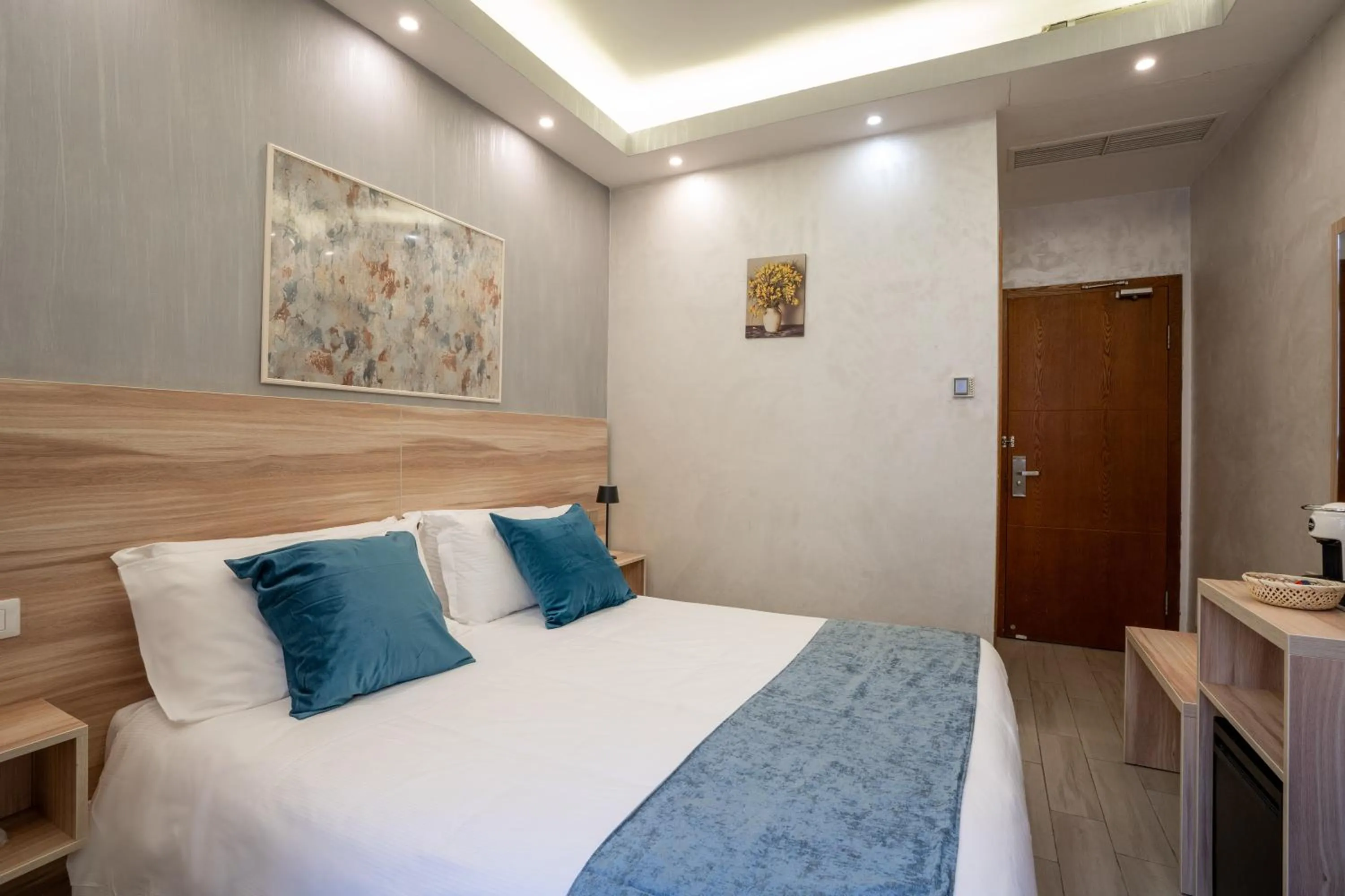 Bed in Drago D'Oro GUESTHOUSE - accross from metro Vittorio Emanuele