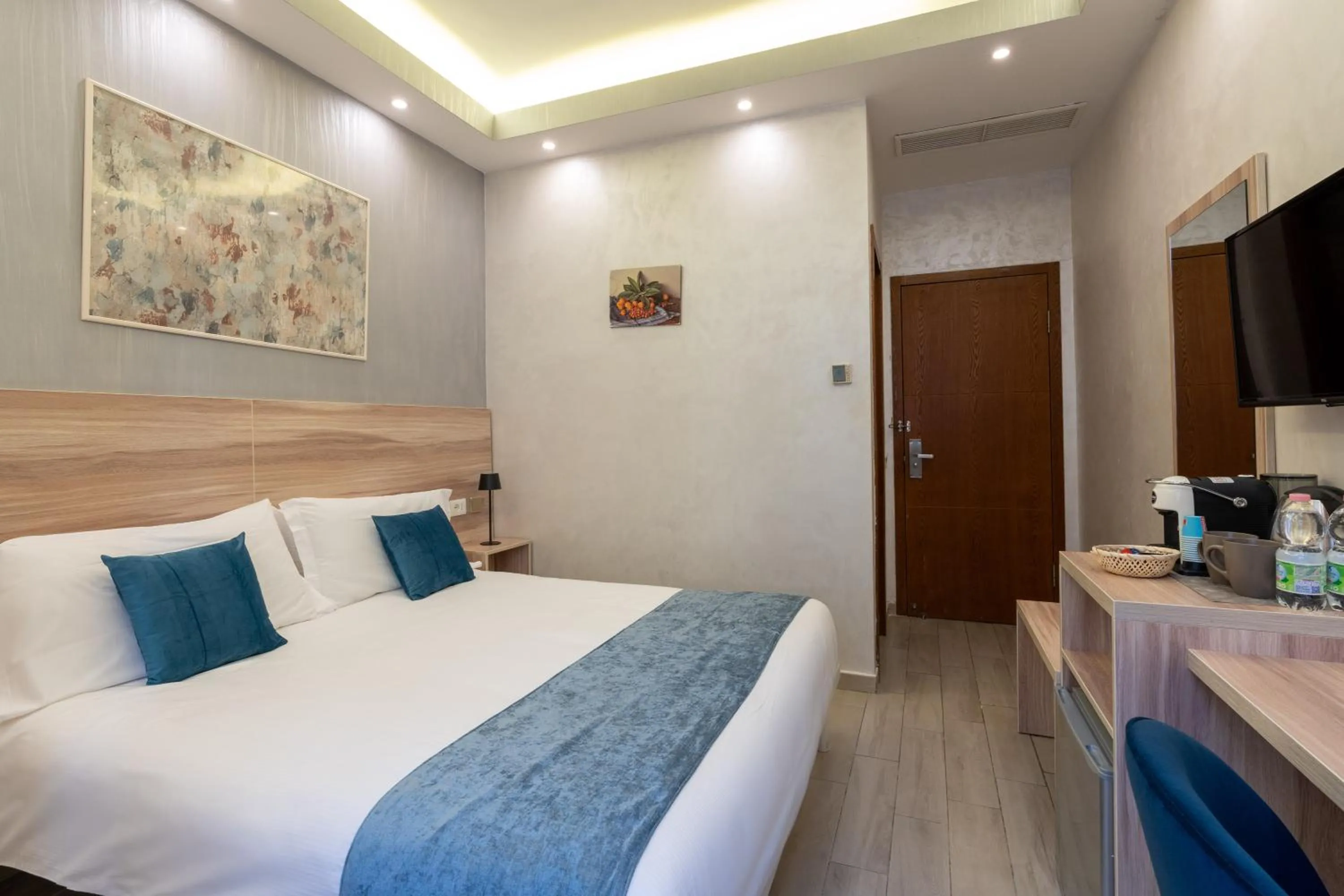 Bed in Drago D'Oro GUESTHOUSE - accross from metro Vittorio Emanuele