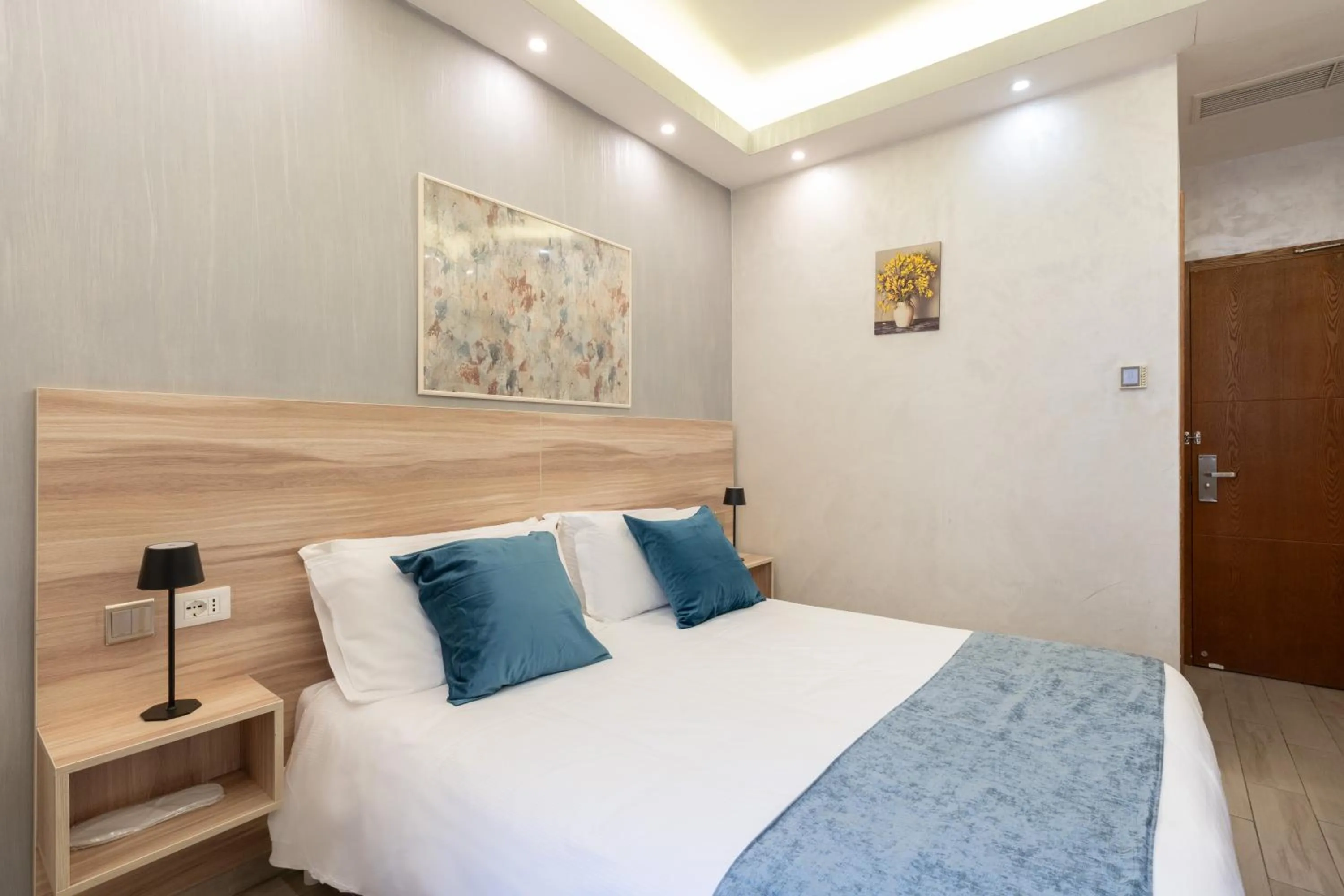 Bed in Drago D'Oro GUESTHOUSE - accross from metro Vittorio Emanuele