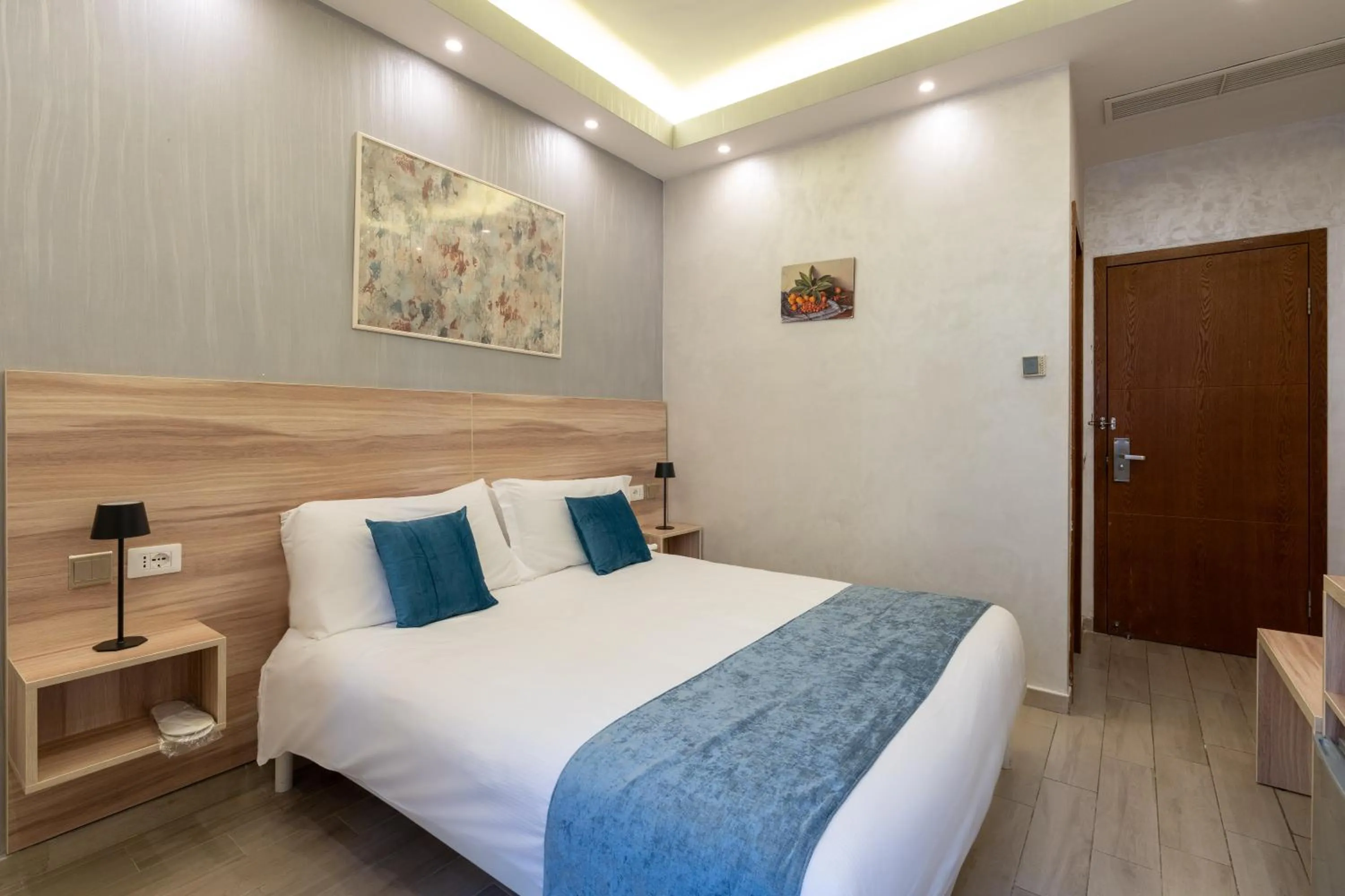 Bed in Drago D'Oro GUESTHOUSE - accross from metro Vittorio Emanuele