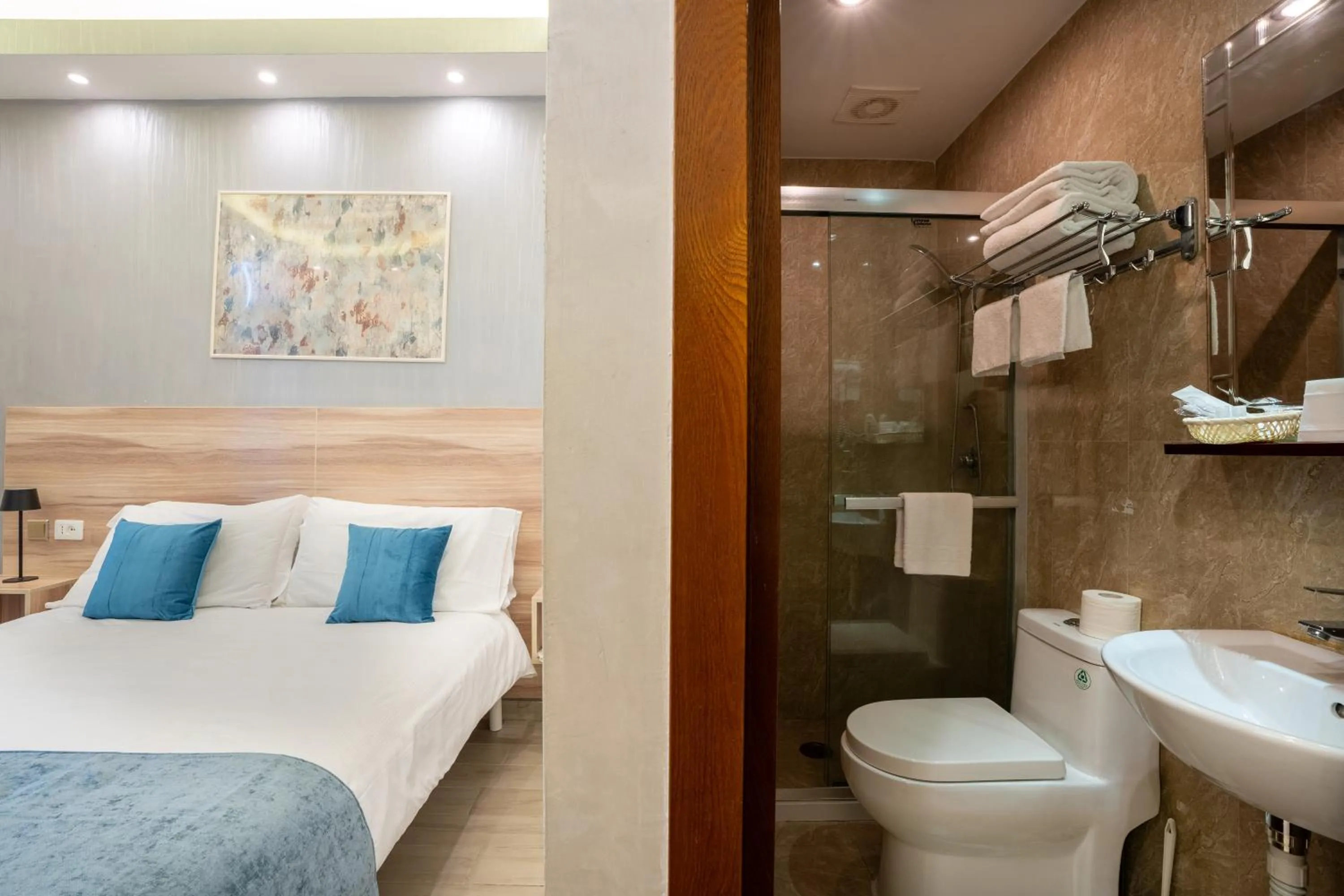 Bed in Drago D'Oro GUESTHOUSE - accross from metro Vittorio Emanuele