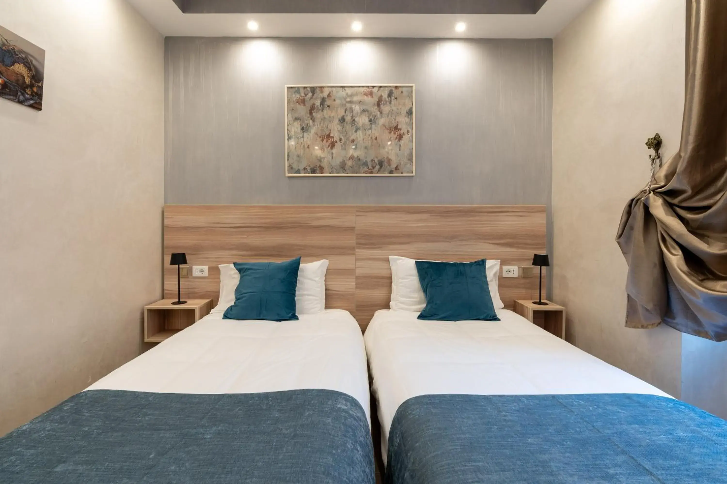 Standard Twin Room in Drago D'Oro GUESTHOUSE - accross from metro Vittorio Emanuele Standard Twin Room in Drago D'Oro GUESTHOUSE - accross from metro Vittorio Emanuele