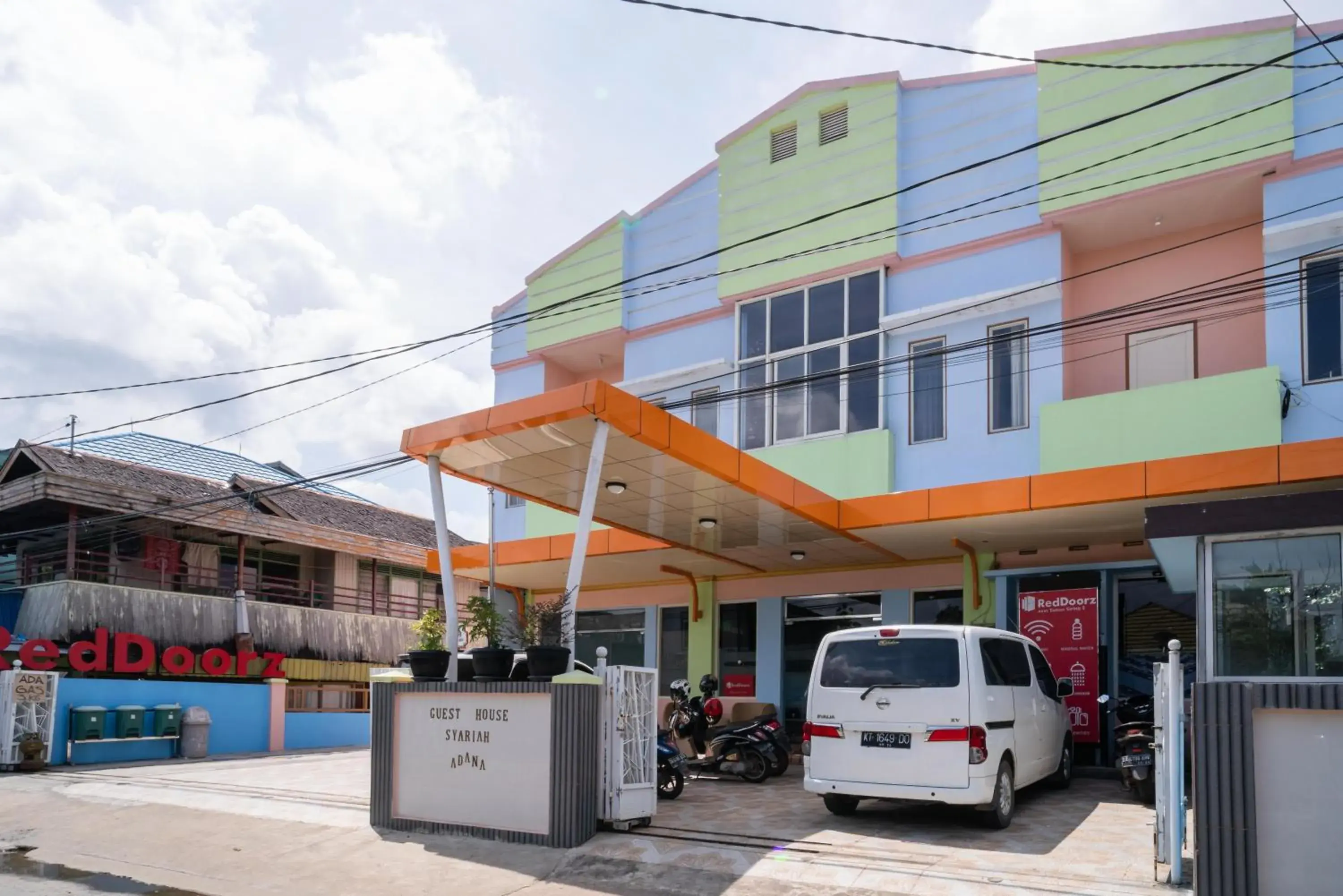 Property building in RedDoorz Syariah near Taman Siring 2 Property building in RedDoorz Syariah near Taman Siring 2