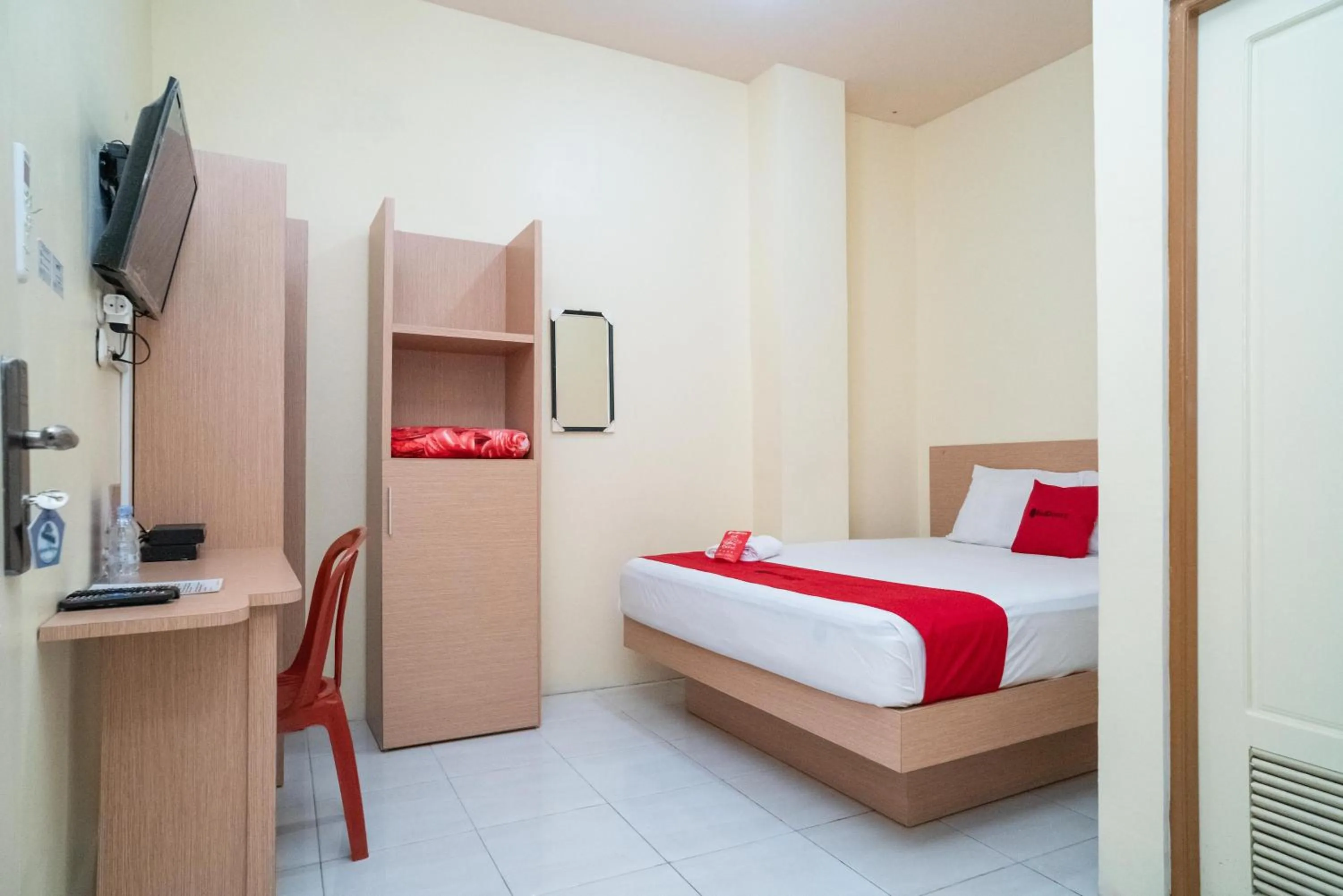 Bed in RedDoorz Syariah near Taman Siring 2