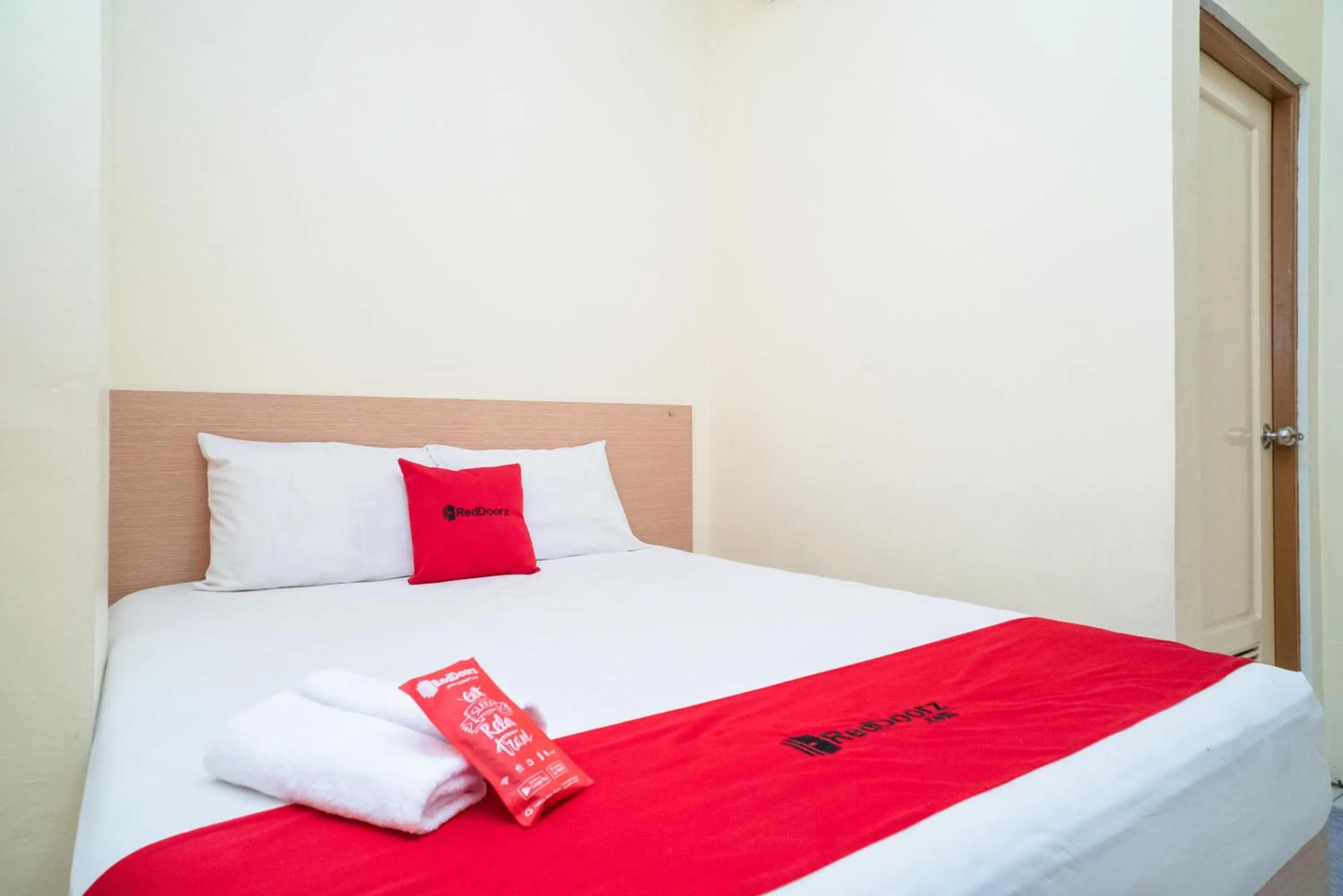 Bed in RedDoorz Syariah near Taman Siring 2