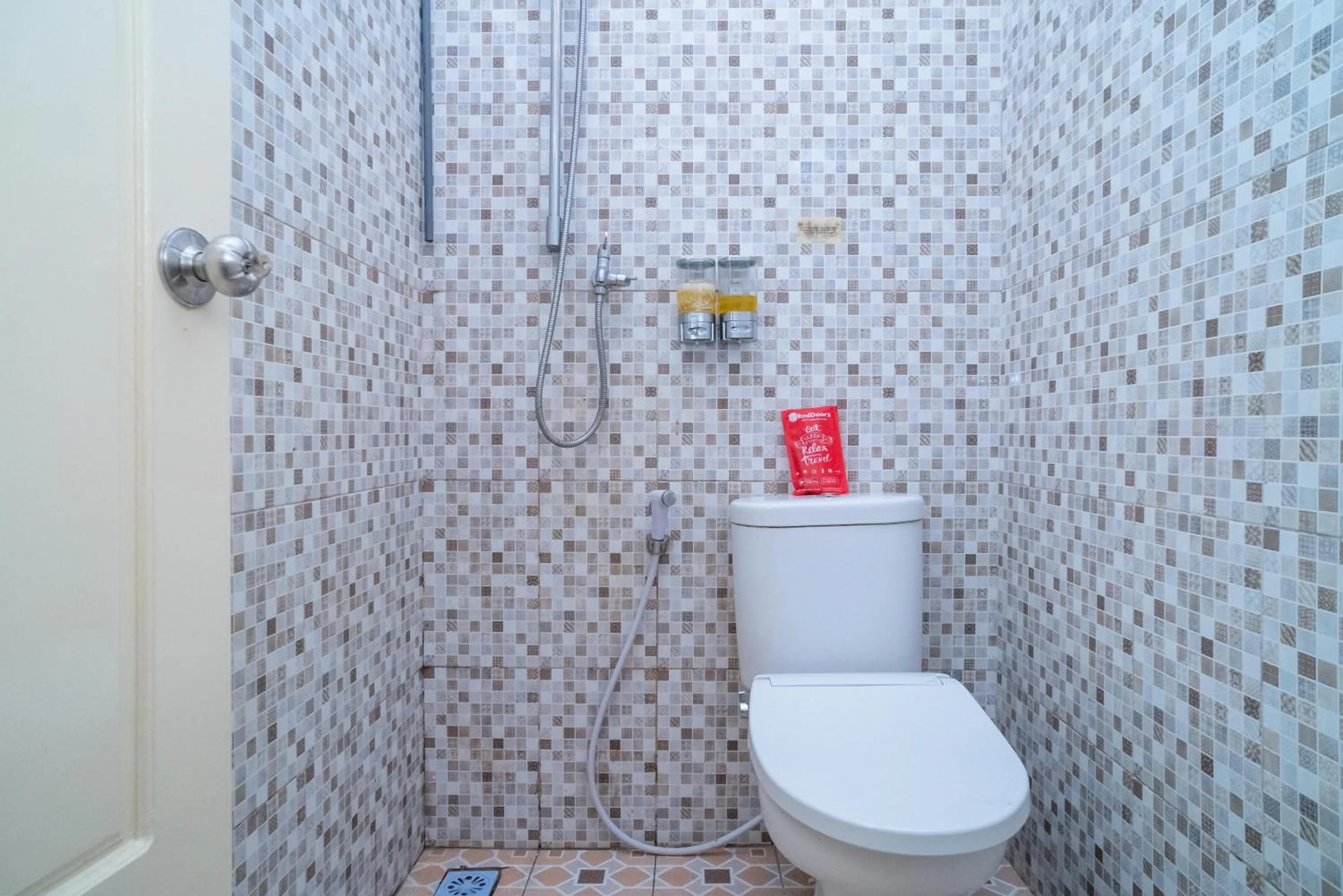 Bathroom in RedDoorz Syariah near Taman Siring 2