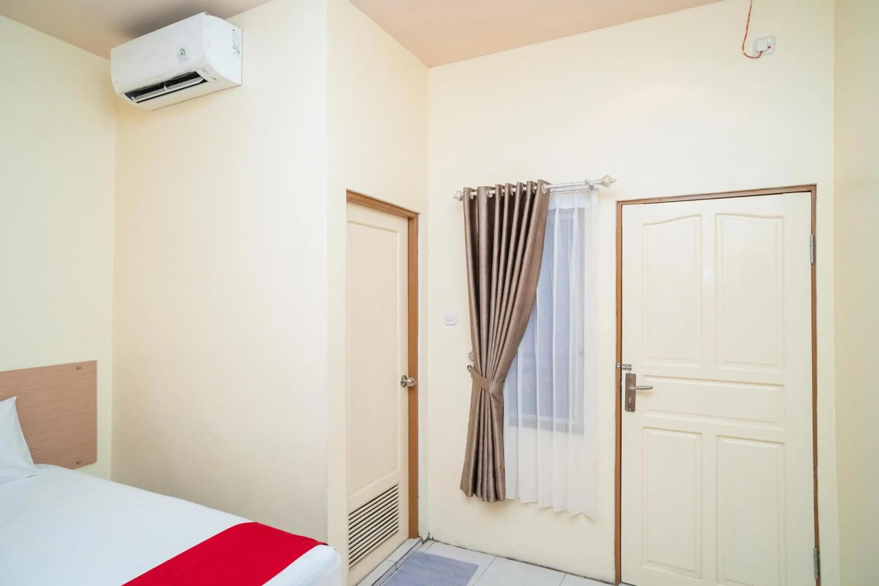 Bed in RedDoorz Syariah near Taman Siring 2 Bed in RedDoorz Syariah near Taman Siring 2