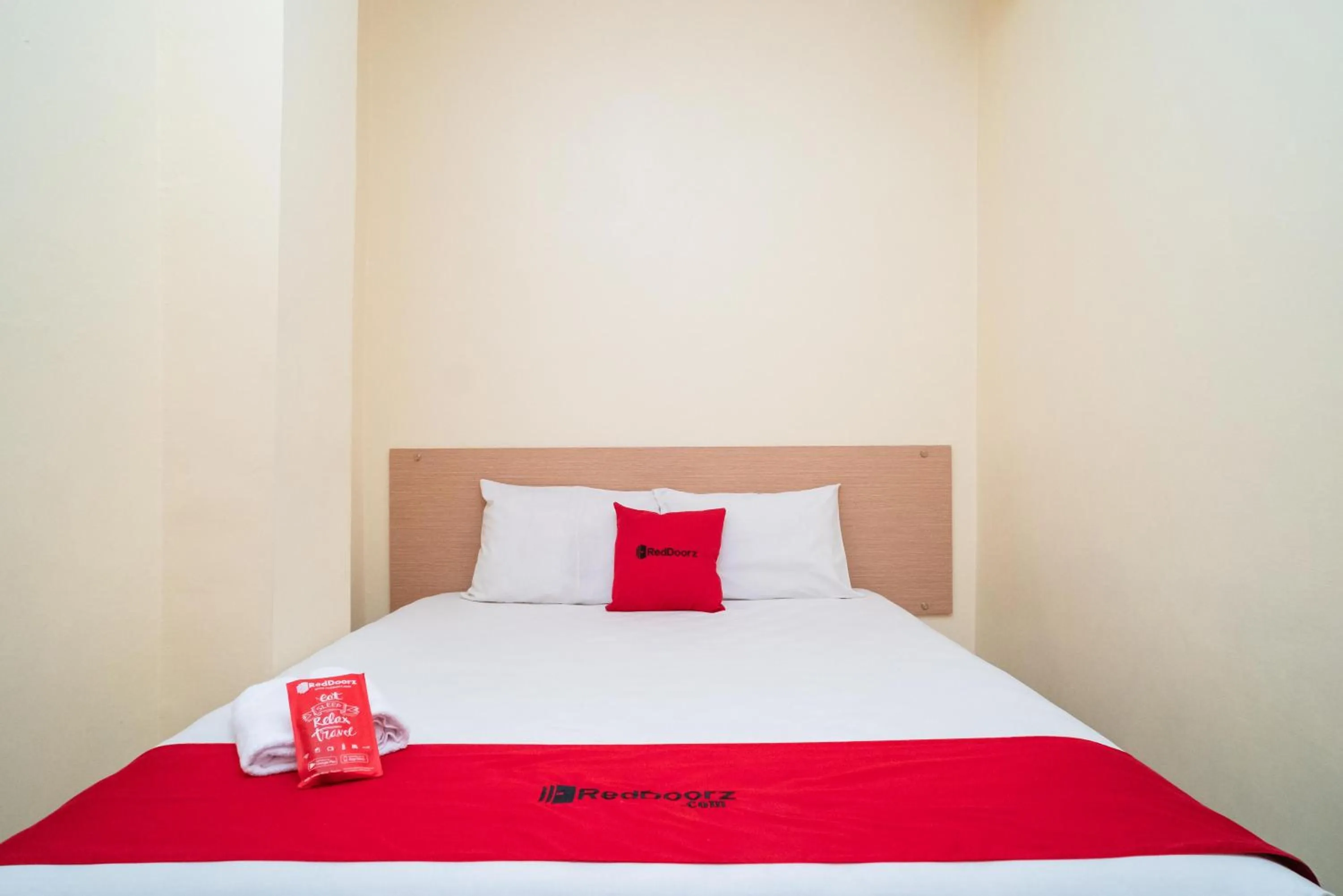 Bed in RedDoorz Syariah near Taman Siring 2
