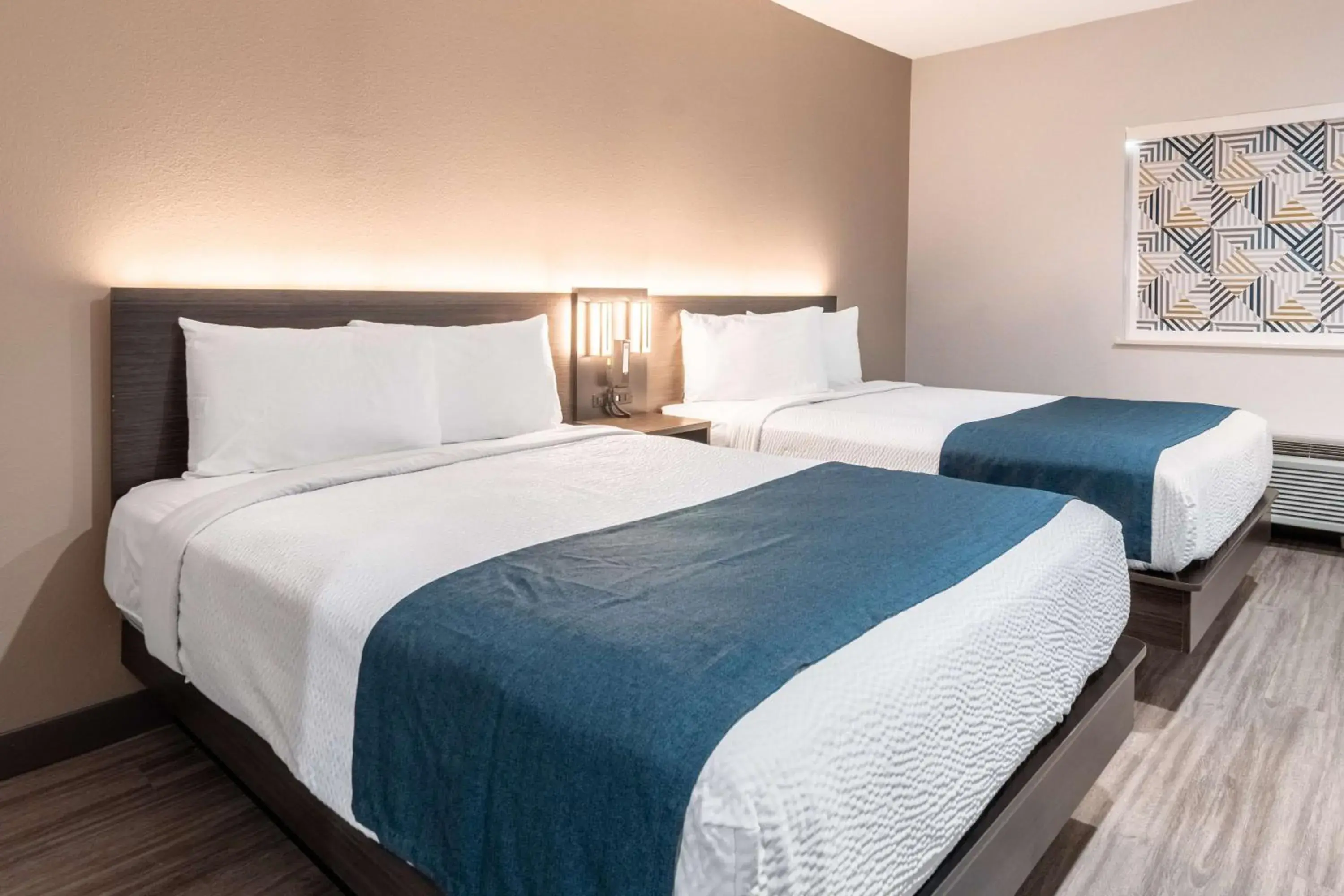 Photo of the whole room, Bed in Studio 6-Mesquite, TX - Dallas Photo of the whole room, Bed in Studio 6-Mesquite, TX - Dallas