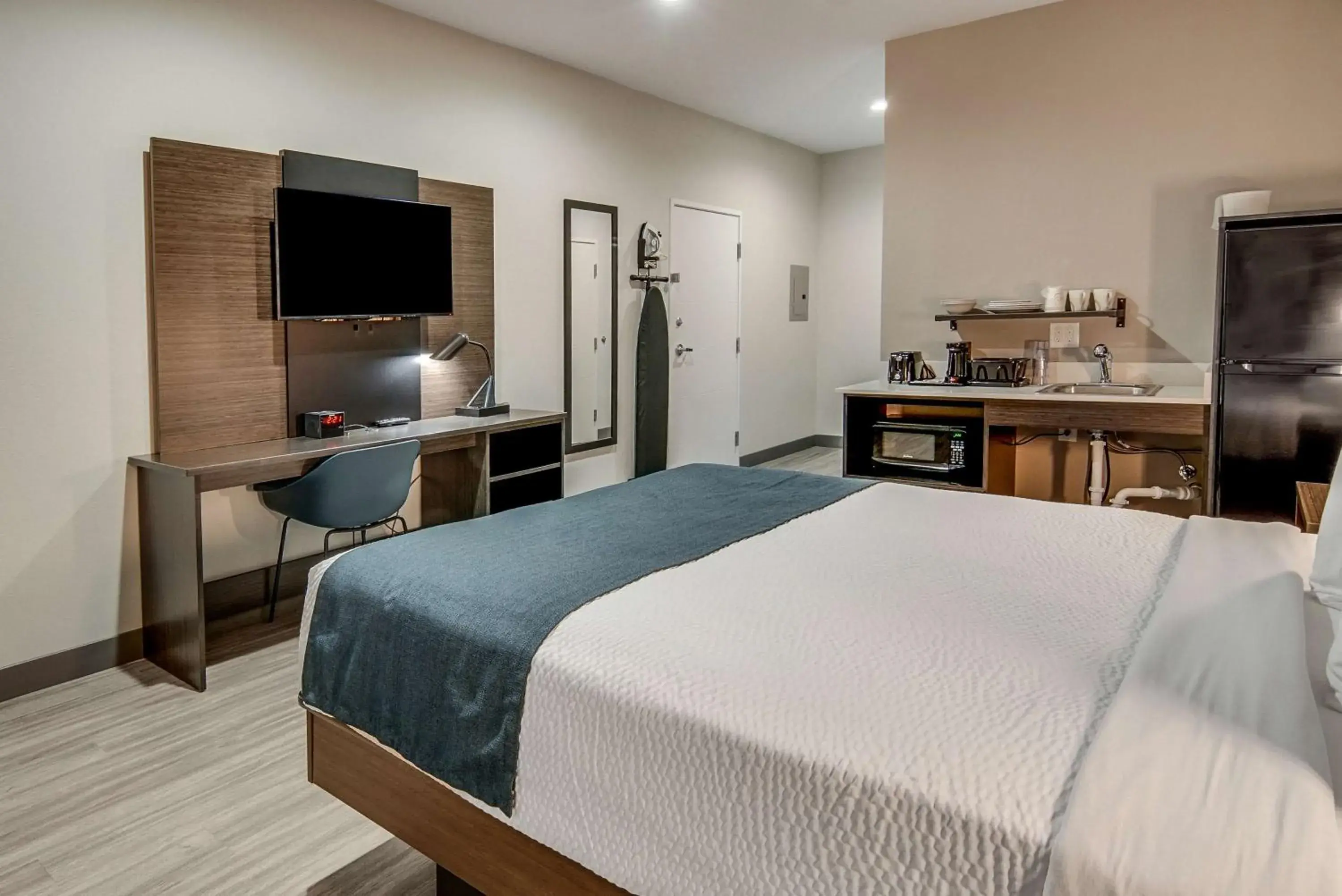 Photo of the whole room, Bed in Studio 6-Mesquite, TX - Dallas Photo of the whole room, Bed in Studio 6-Mesquite, TX - Dallas