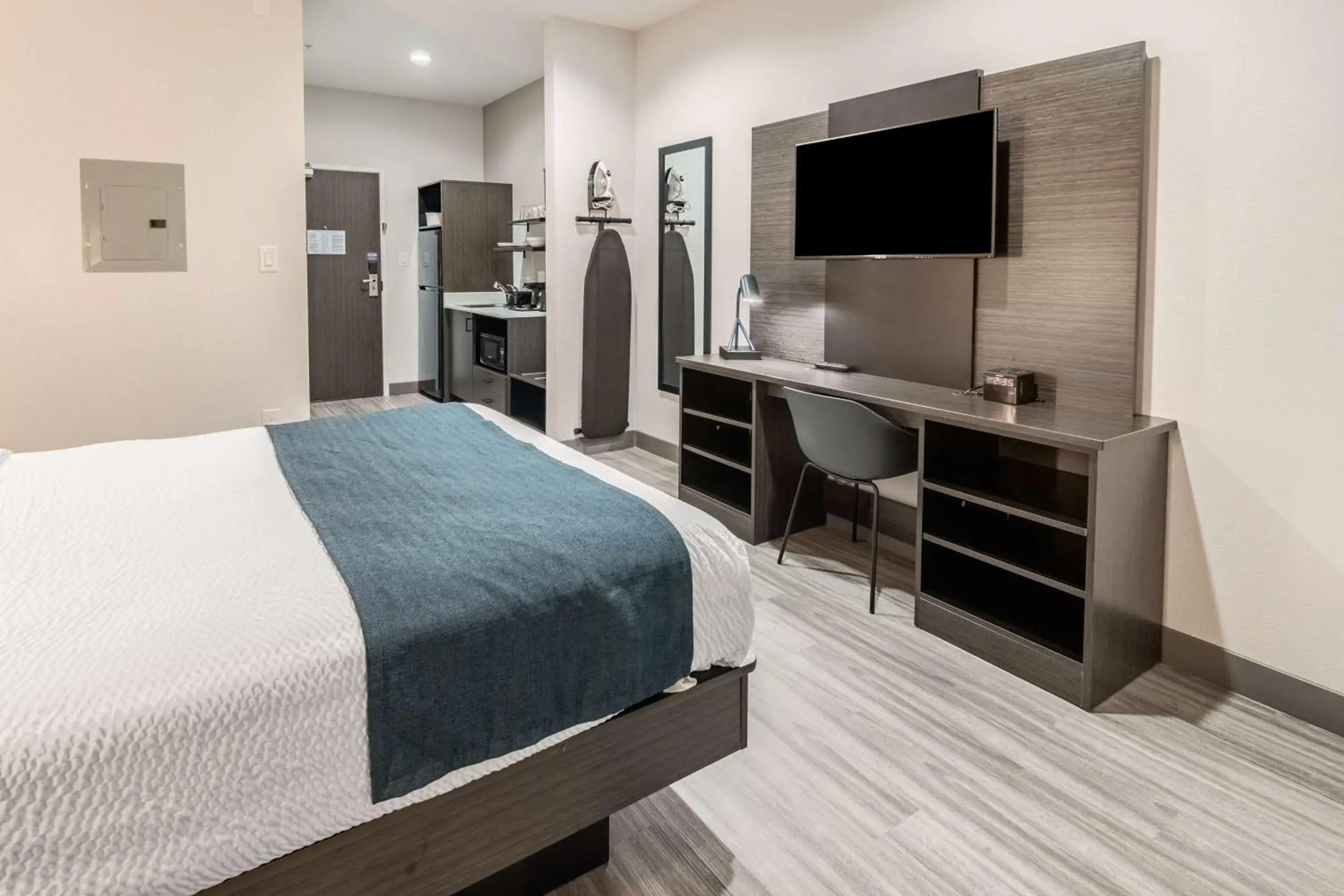 Photo of the whole room, Bed in Studio 6-Mesquite, TX - Dallas Photo of the whole room, Bed in Studio 6-Mesquite, TX - Dallas