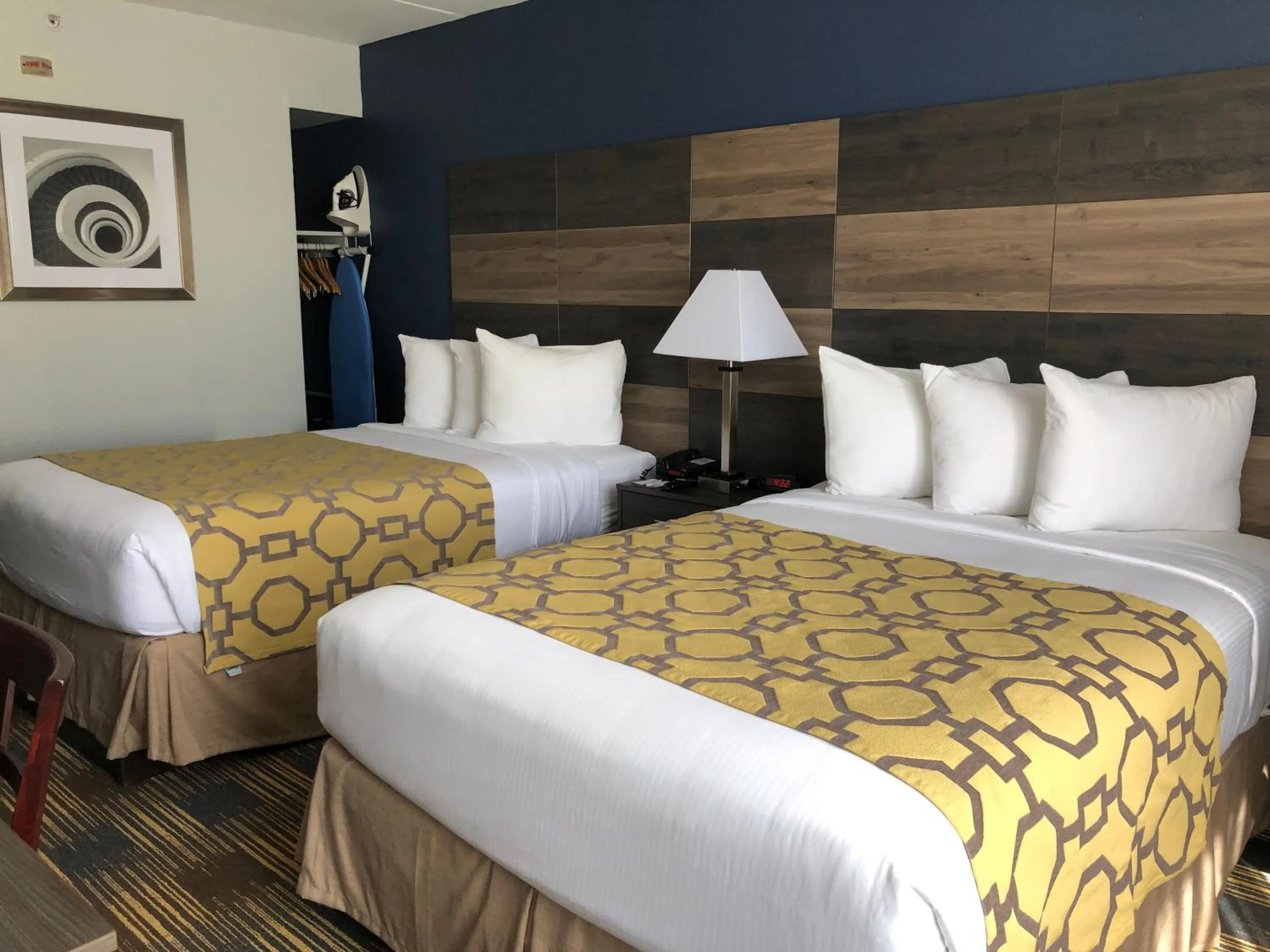 Photo of the whole room, Bed in Baymont by Wyndham - Chicago - Addison - O'Hare