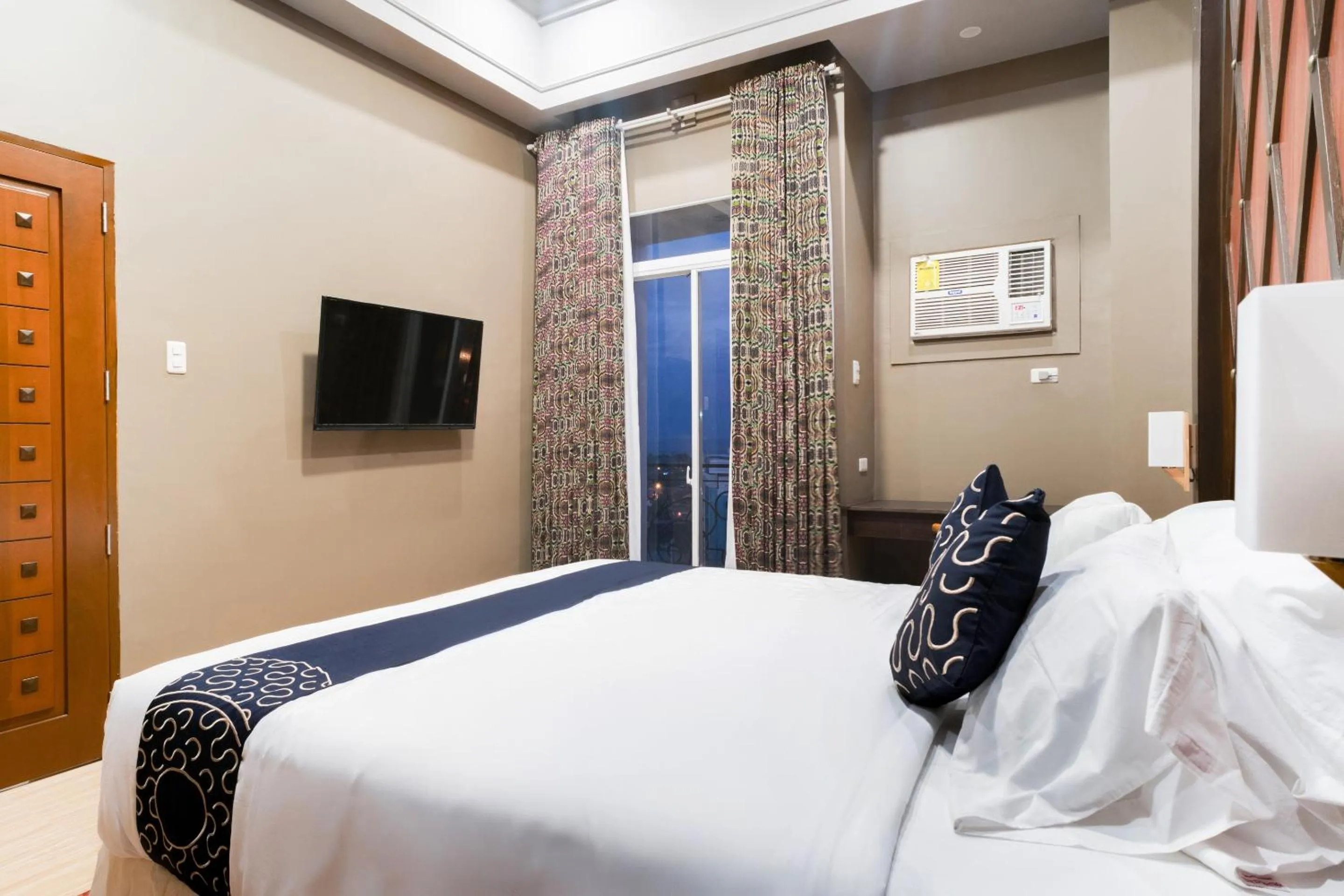 Bedroom, Bed in Capital O 460 World Palace Hotel