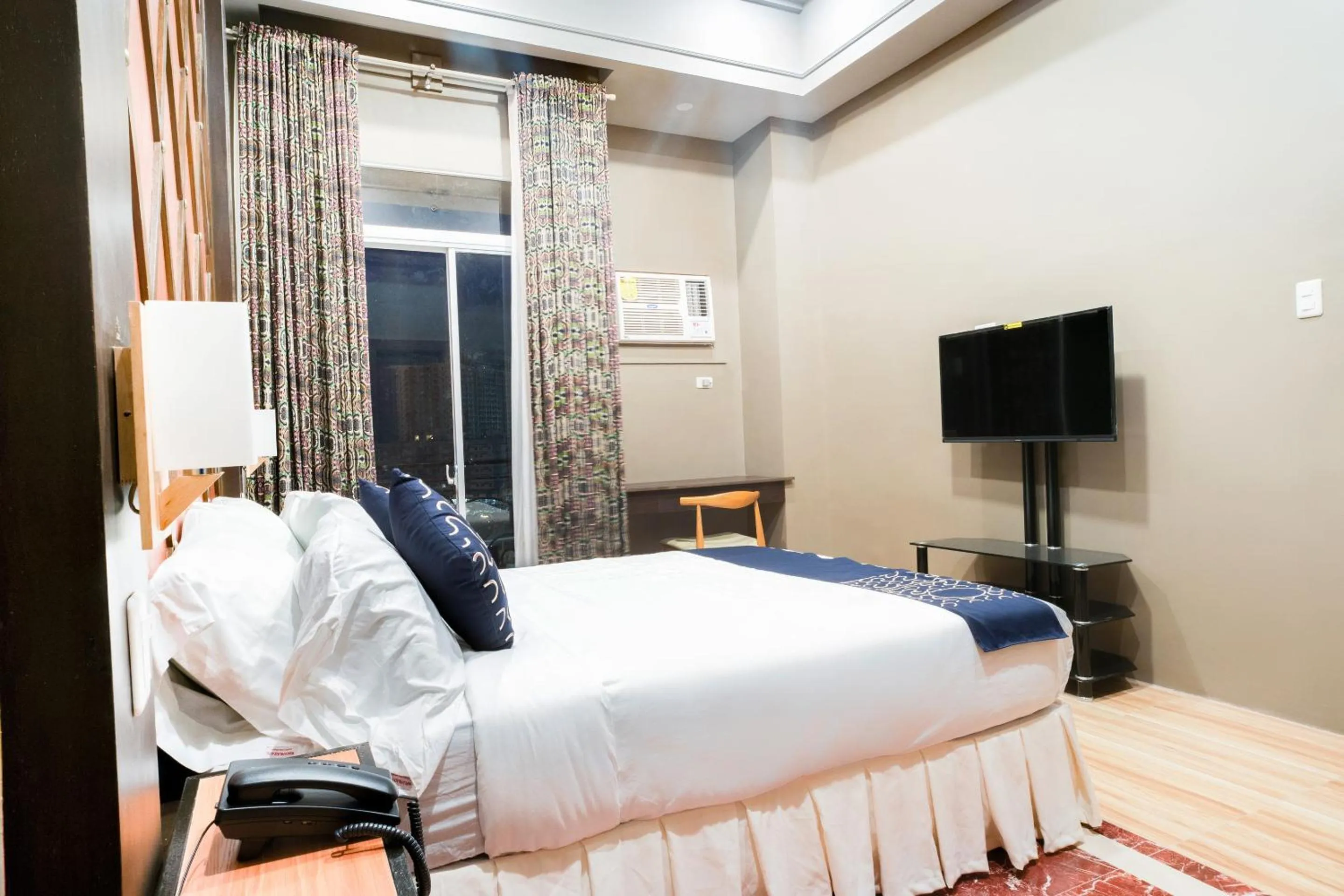 Bedroom, Bed in Capital O 460 World Palace Hotel