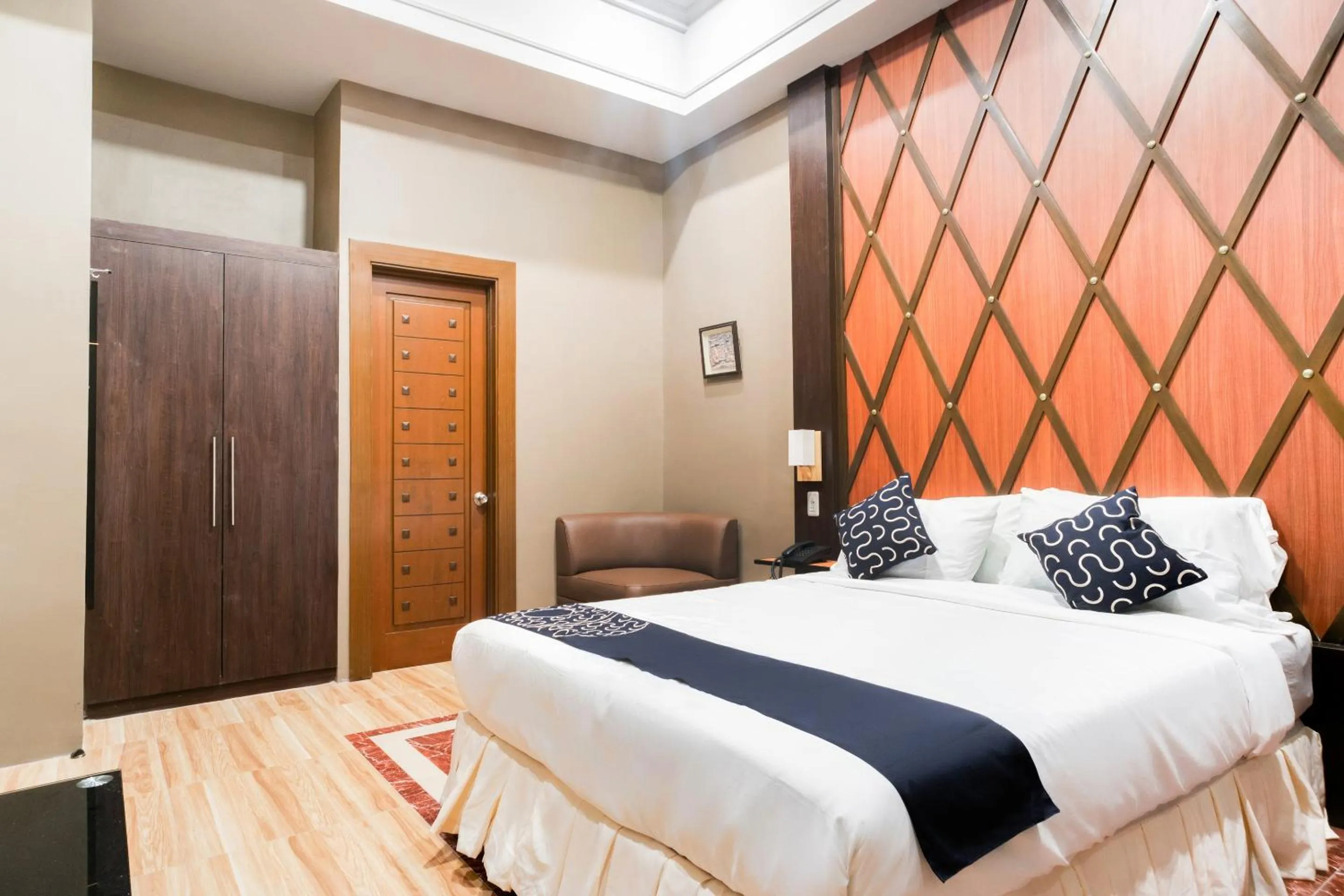 Bedroom, Bed in Capital O 460 World Palace Hotel