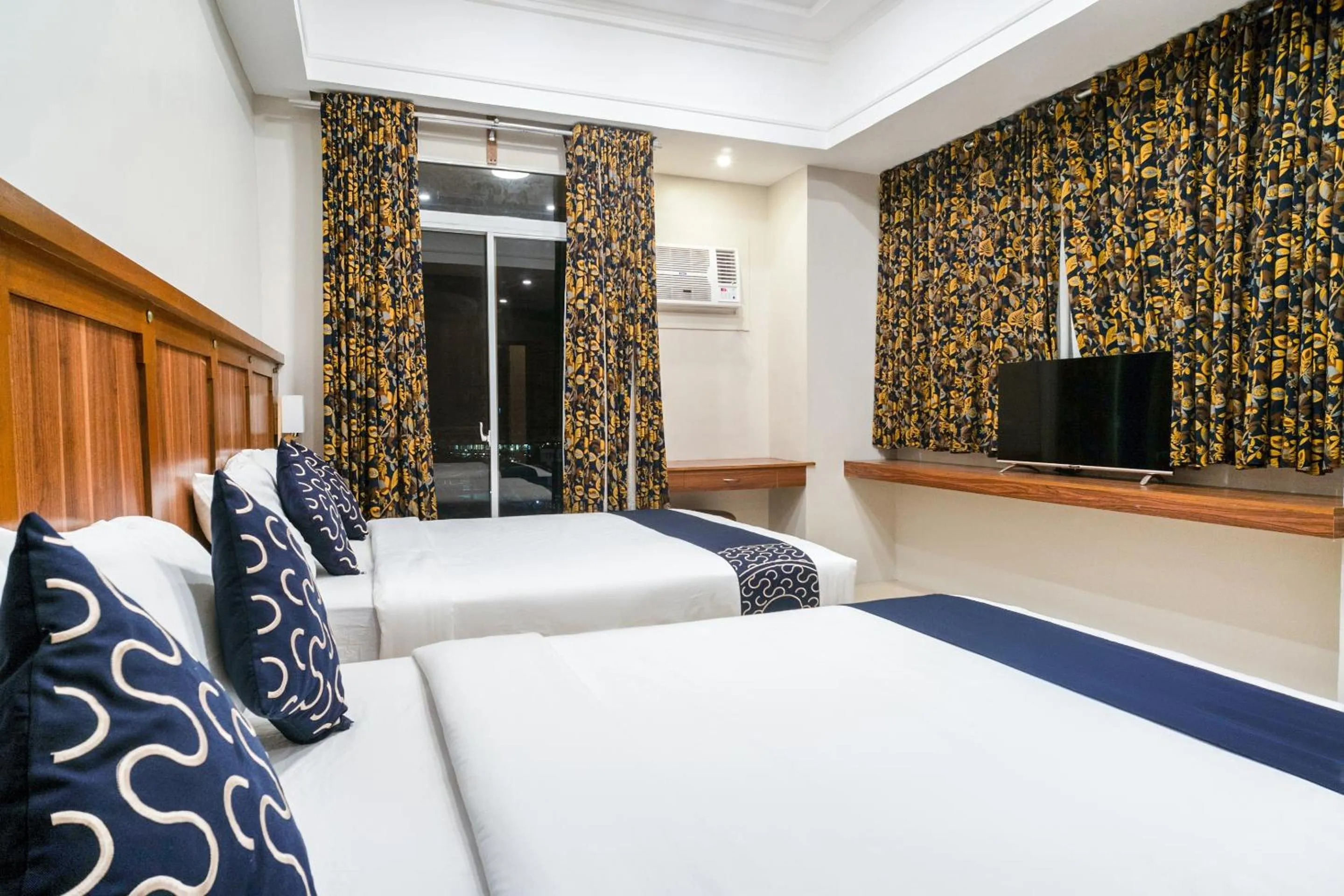 Bedroom, Bed in Capital O 460 World Palace Hotel