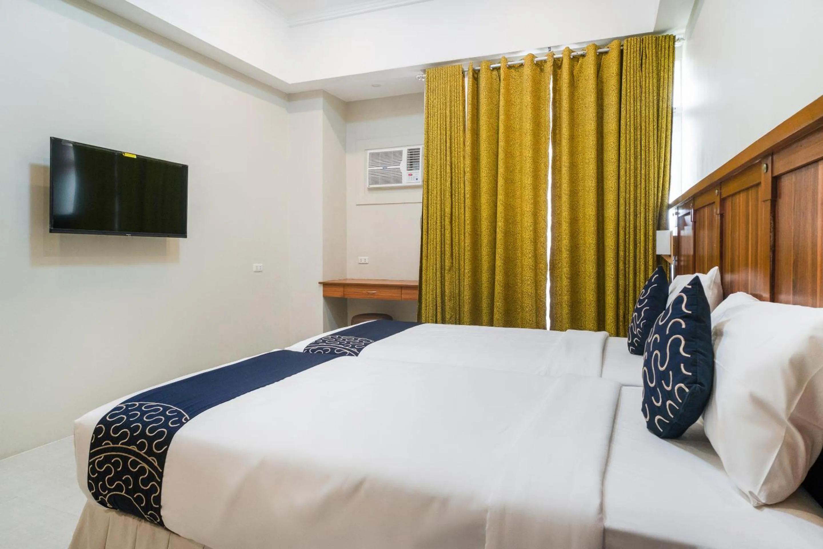 Bedroom, Bed in Capital O 460 World Palace Hotel