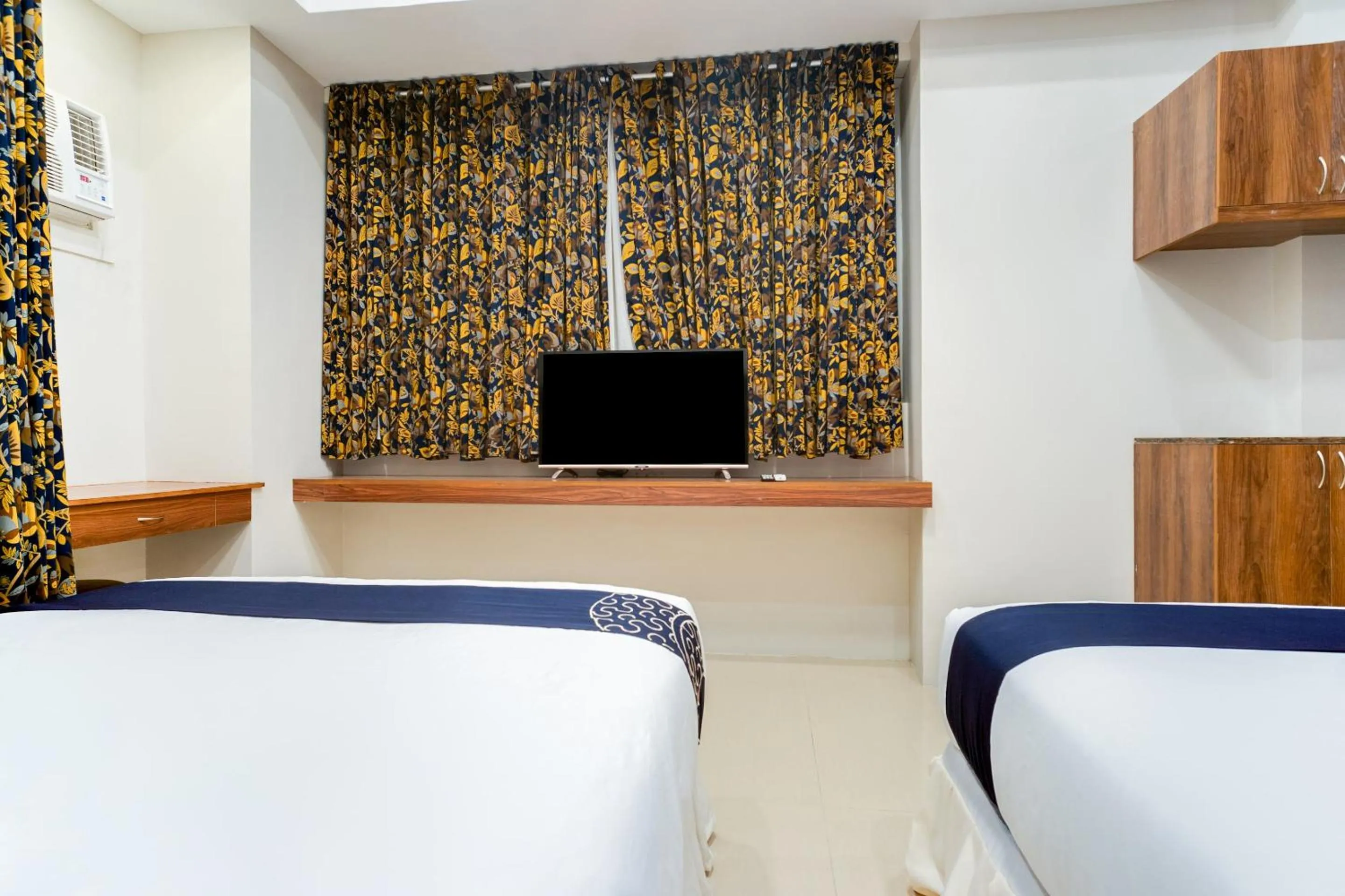 Bedroom, Bed in Capital O 460 World Palace Hotel