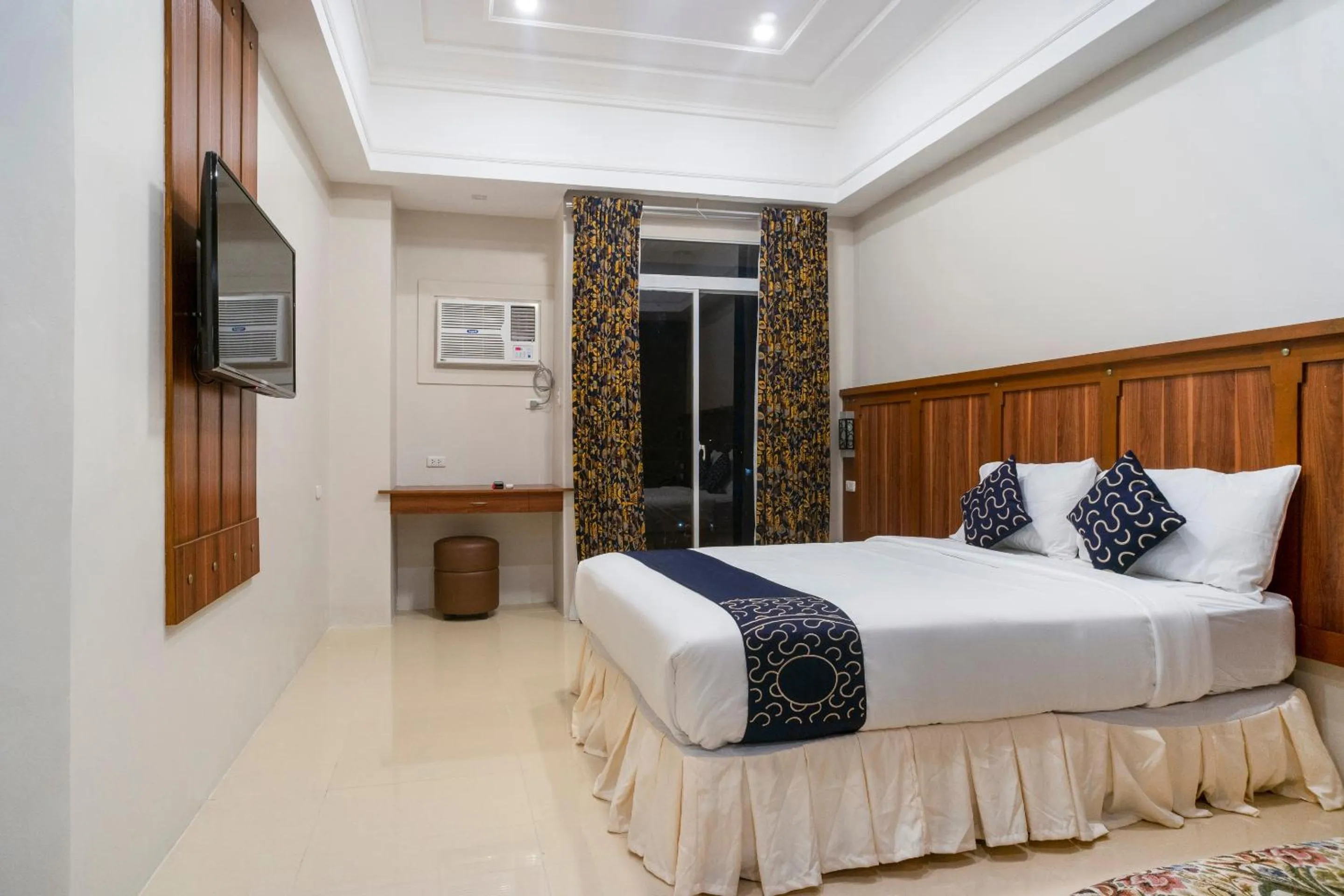 Bedroom, Bed in Capital O 460 World Palace Hotel