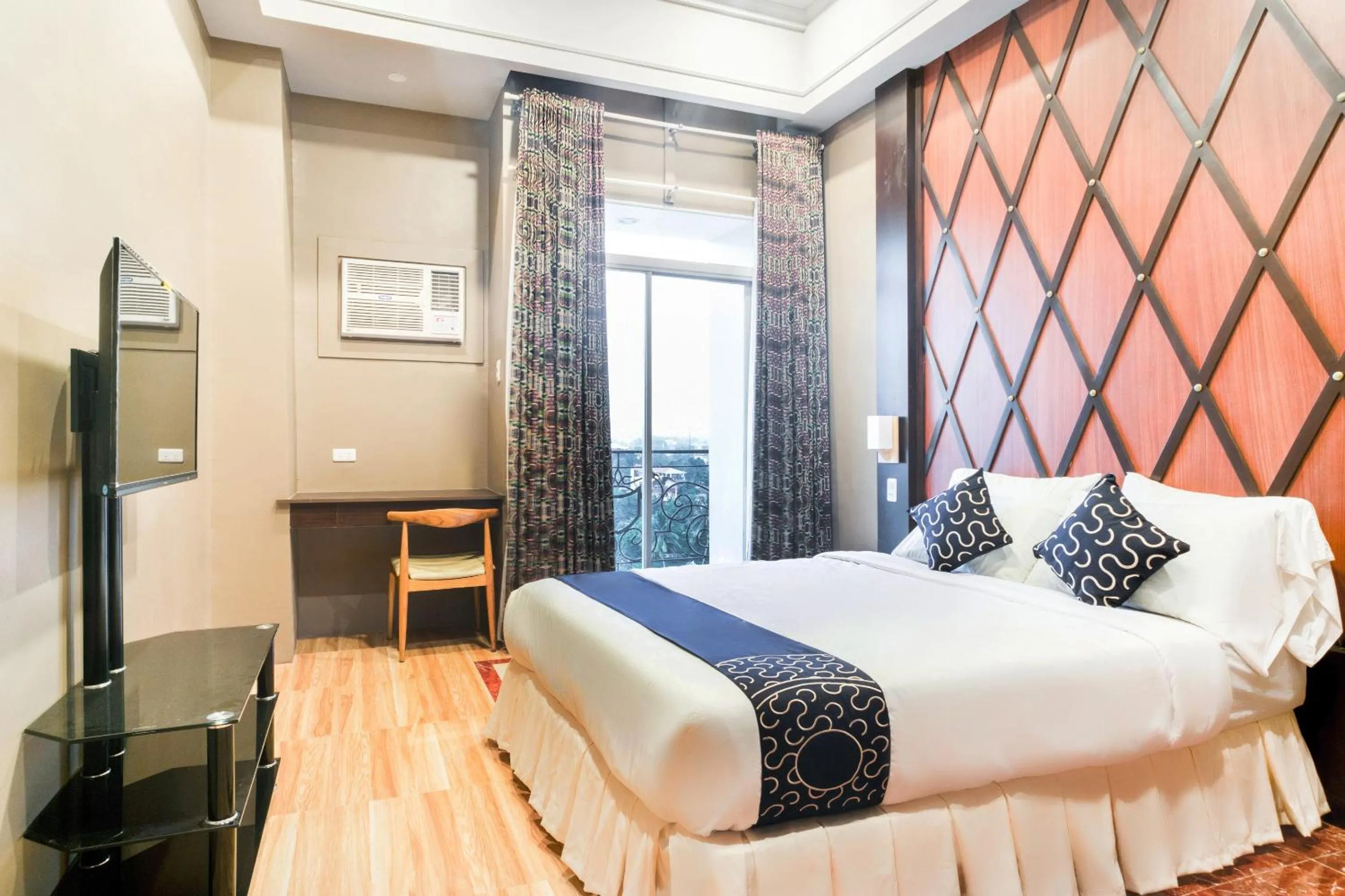 Bedroom, Bed in Capital O 460 World Palace Hotel