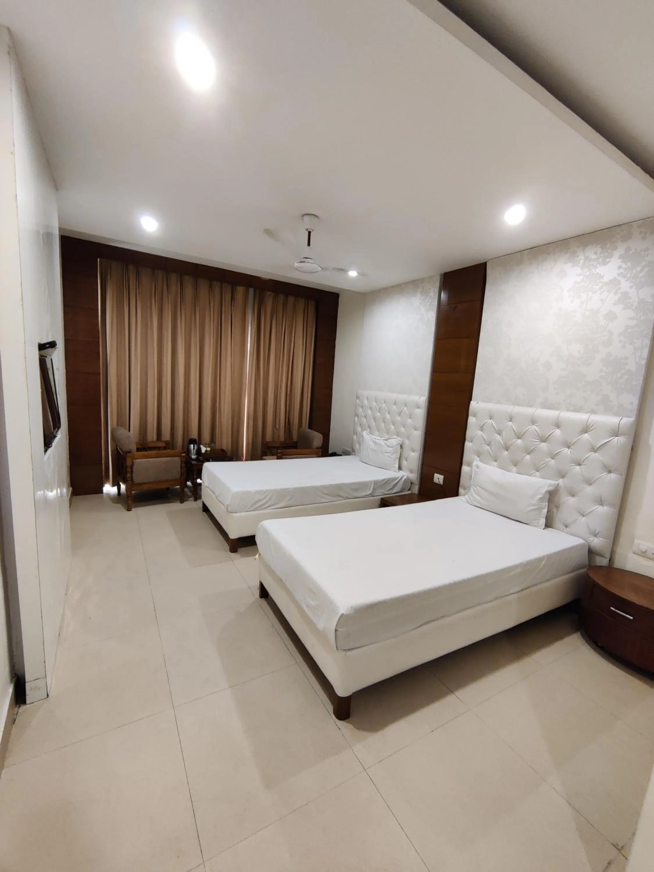 Bed in Hotel Landmark - Centre of City Chandigarh