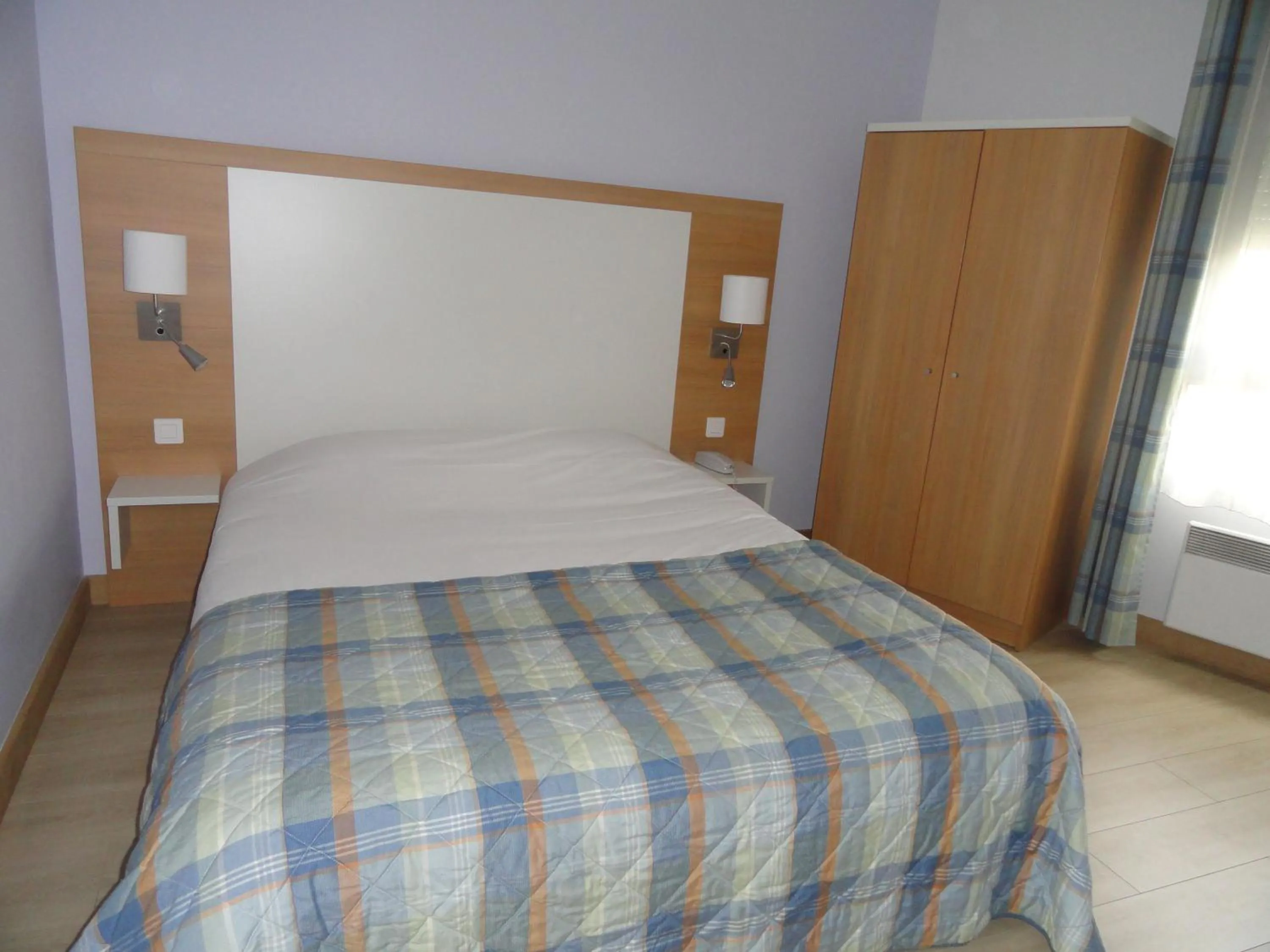 Bedroom, Bed in The Originals City, Hôtel Continental, Poitiers