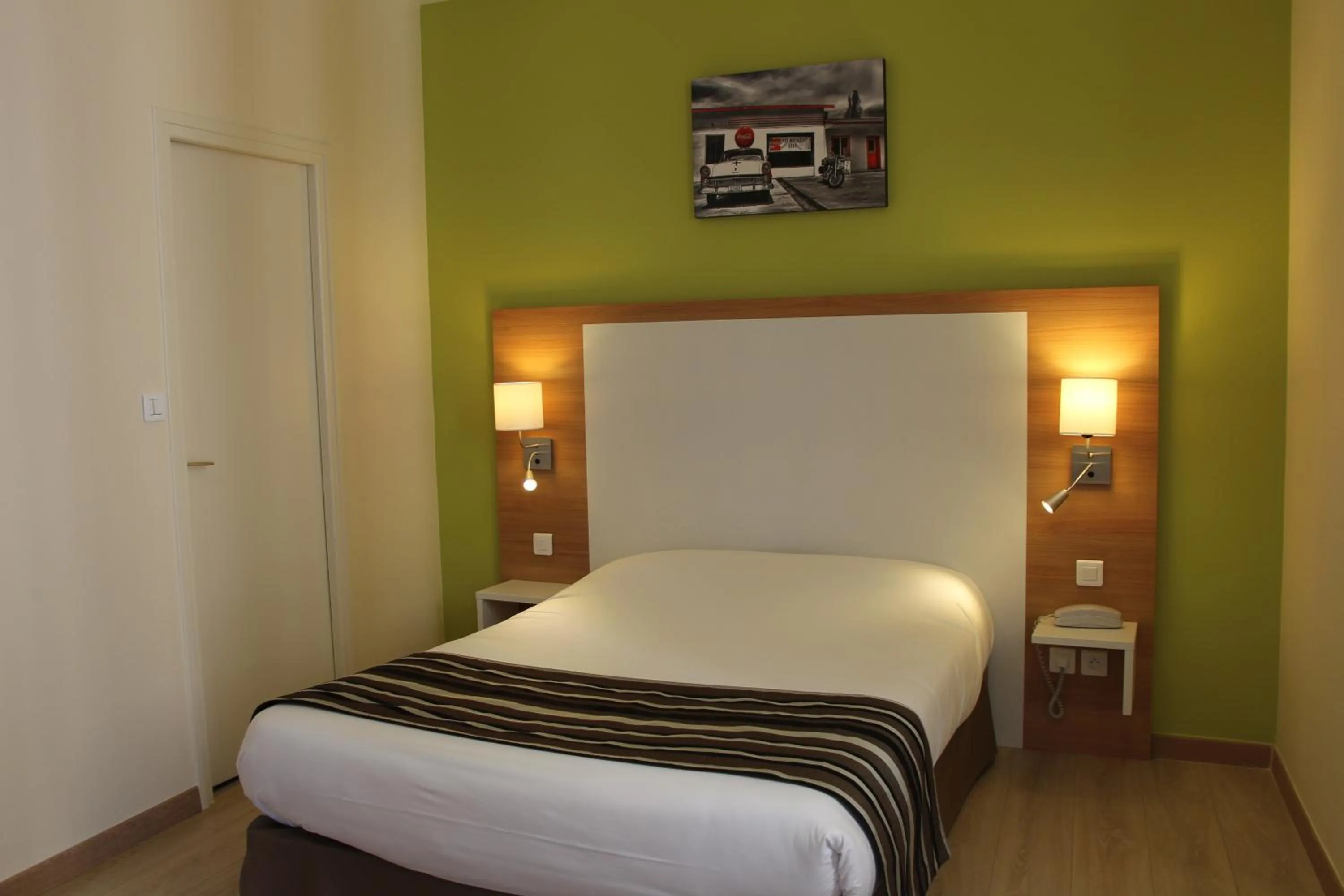 Bed in The Originals City, Hôtel Continental, Poitiers