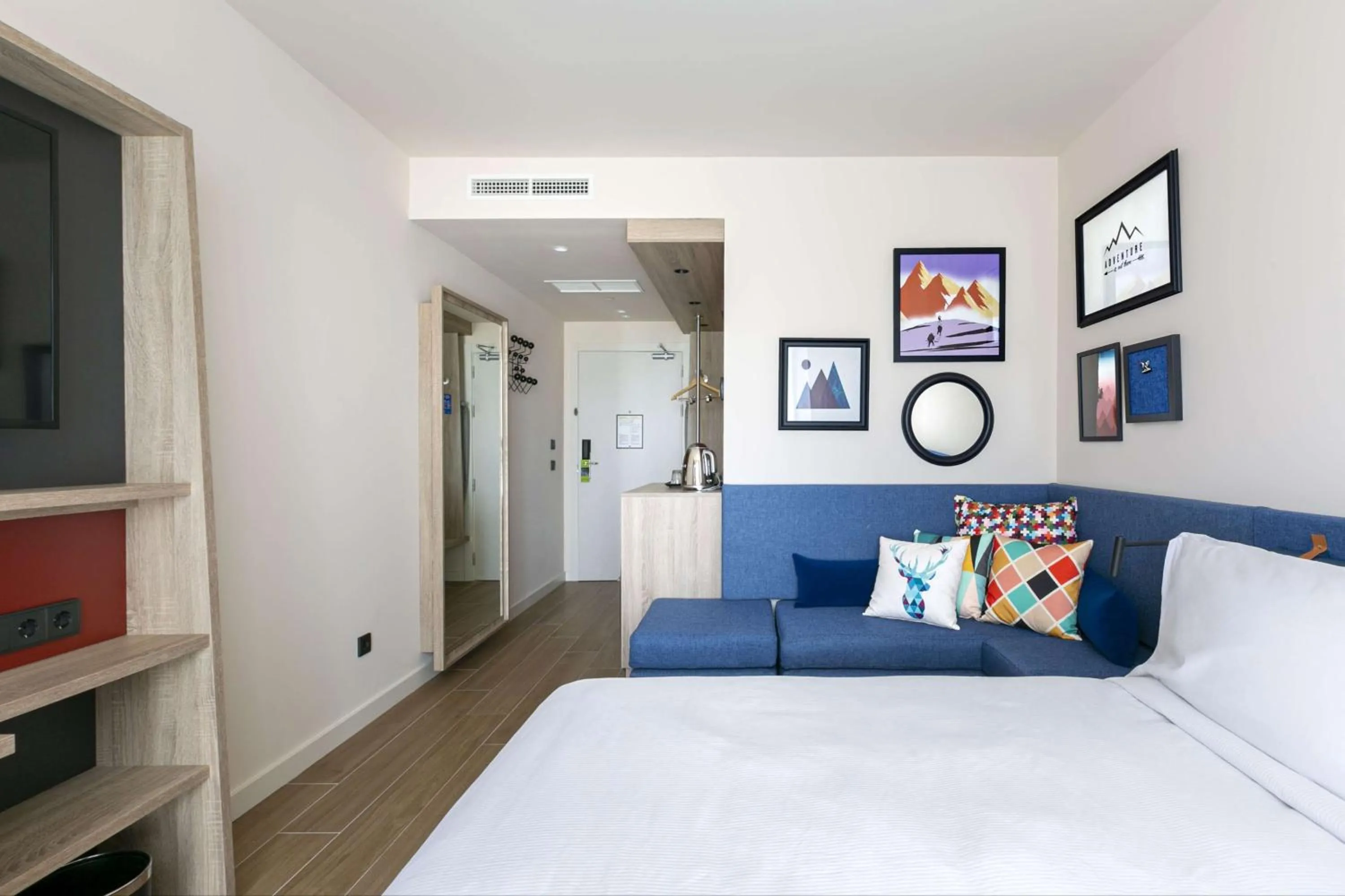 Living room, Bed in Hampton By Hilton Alcobendas Madrid