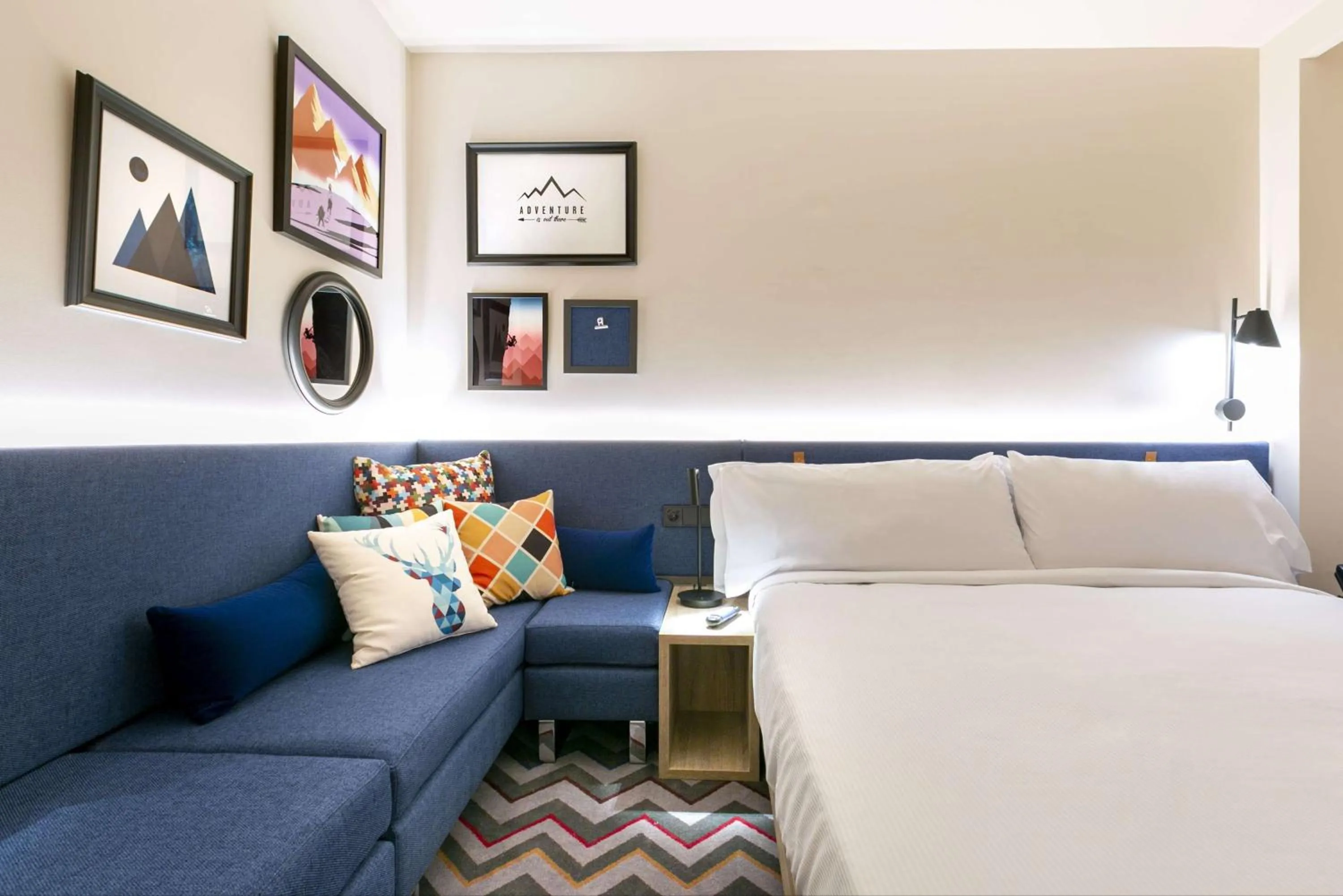 Living room, Bed in Hampton By Hilton Alcobendas Madrid