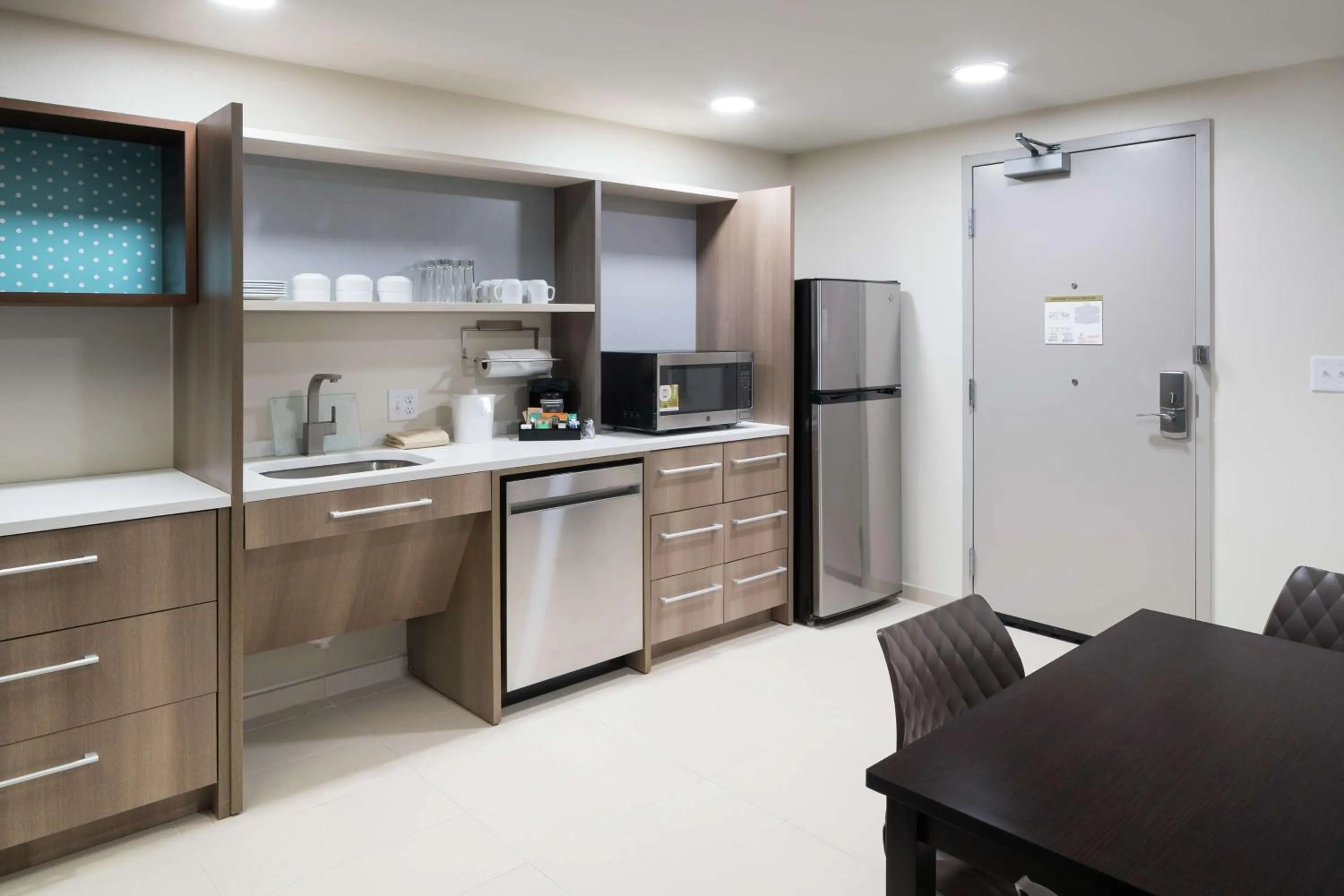 Kitchen or kitchenette in Home2 Suites By Hilton Jacksonville Airport