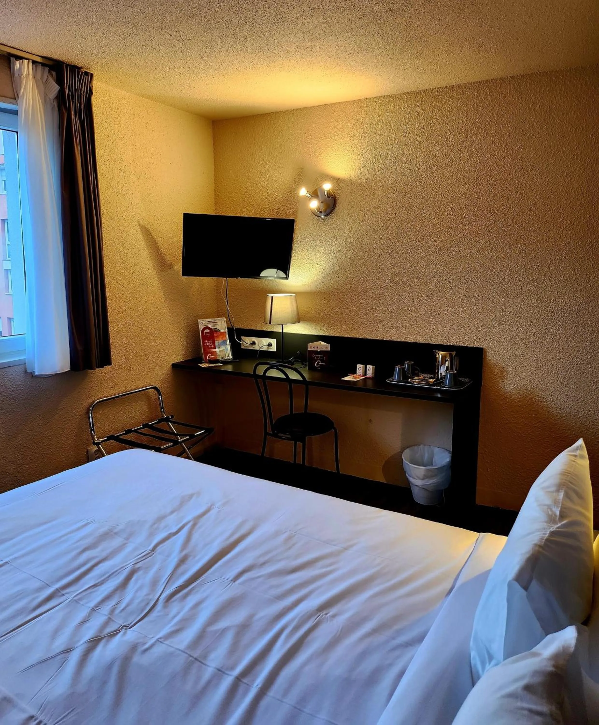 Bed in The Originals City, Hôtel Le Forum, Strasbourg Nord