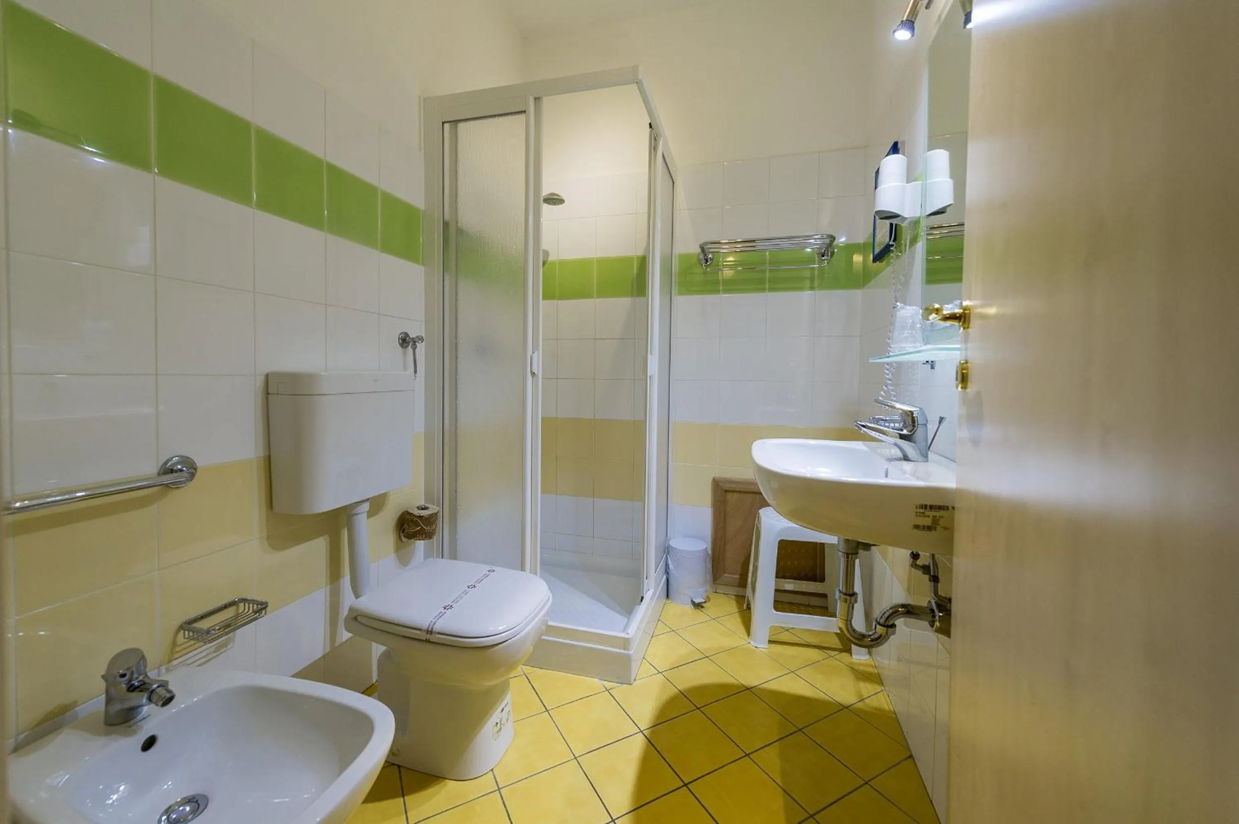 Shower in Badia Rooms & Breakfast