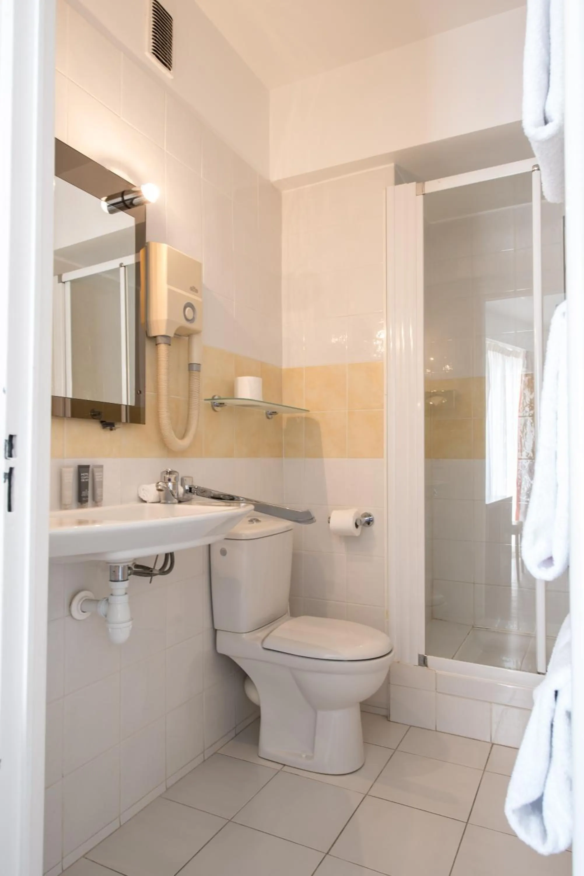 Bathroom in Hôtel Comté de Nice