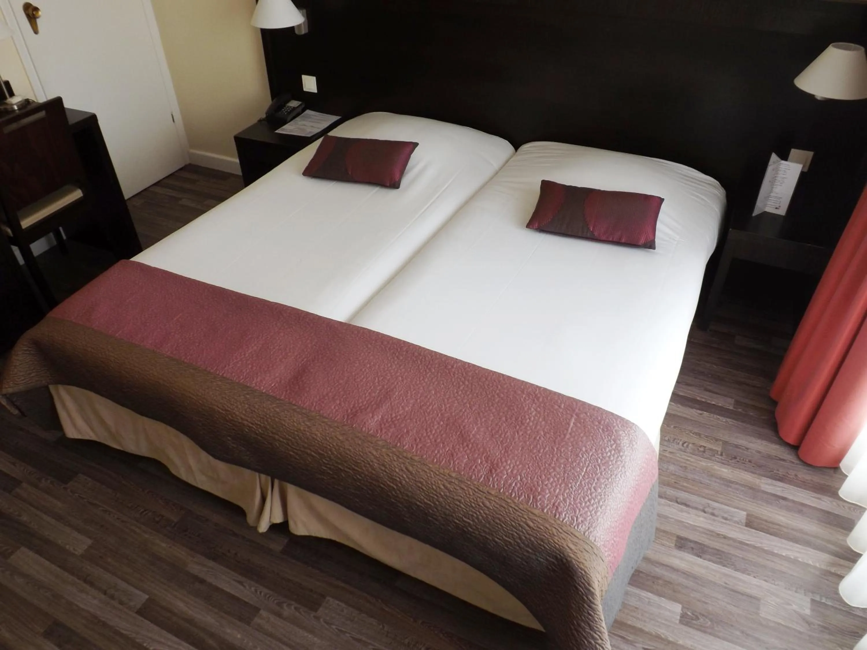 Bedroom, Bed in Hôtel Comté de Nice