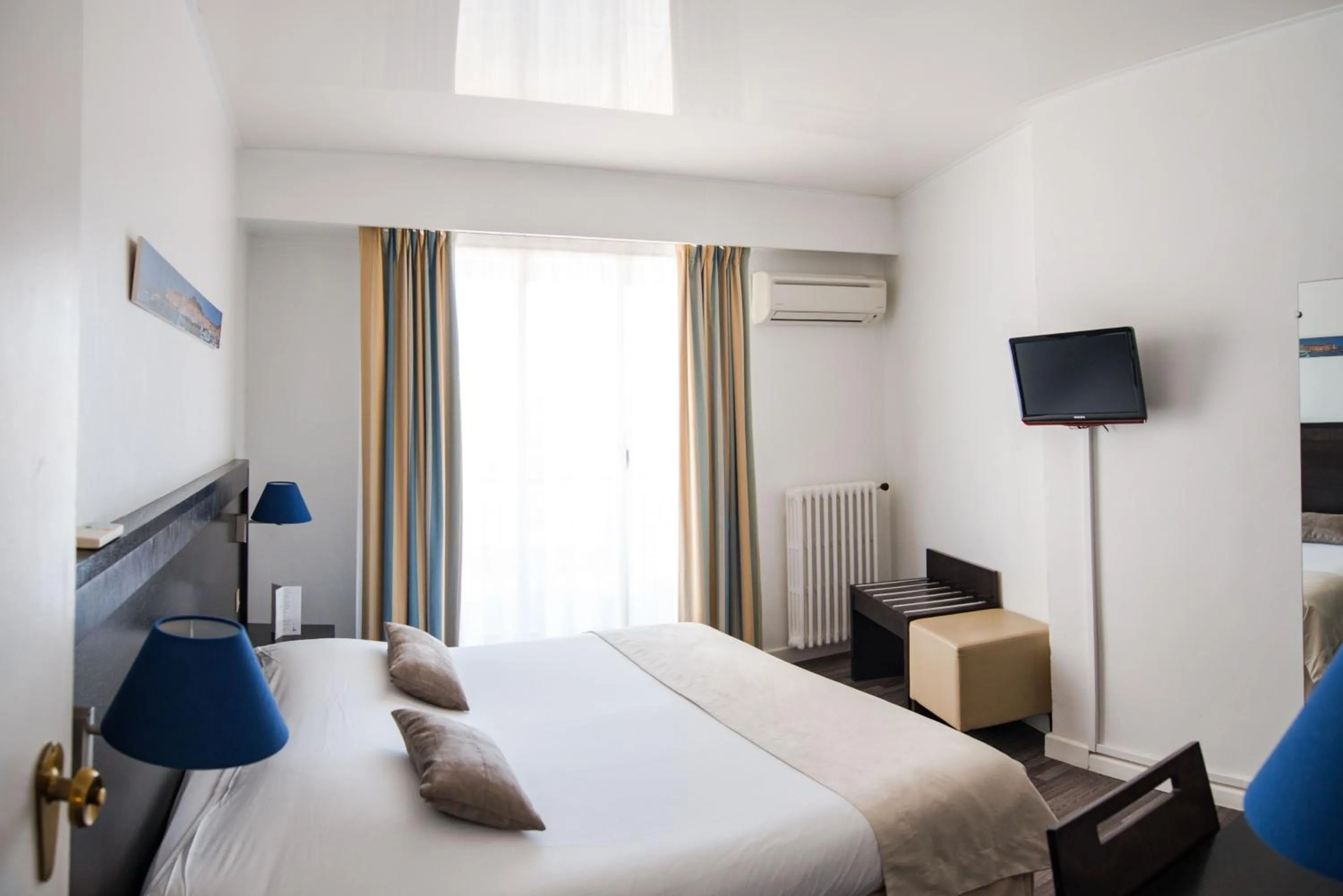 Photo of the whole room, Bed in Hôtel Comté de Nice