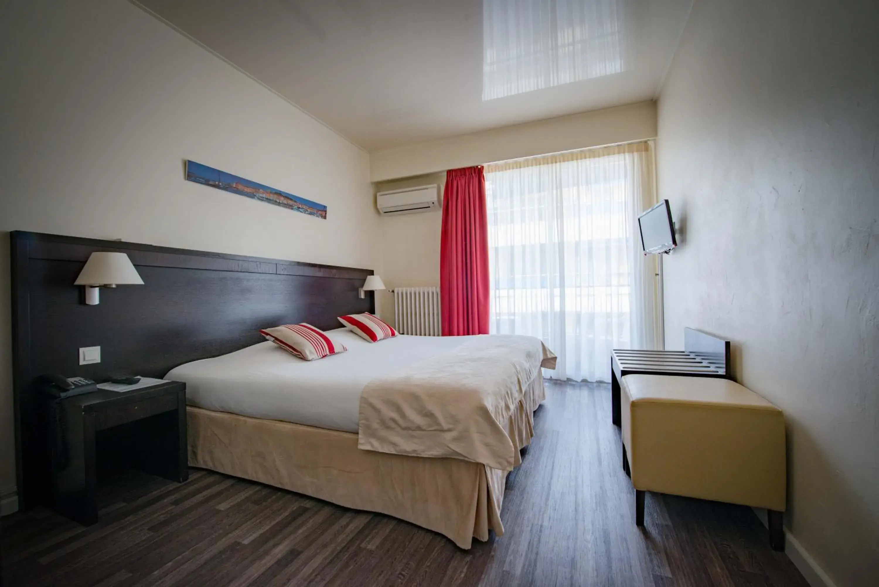 Photo of the whole room, Bed in Hôtel Comté de Nice