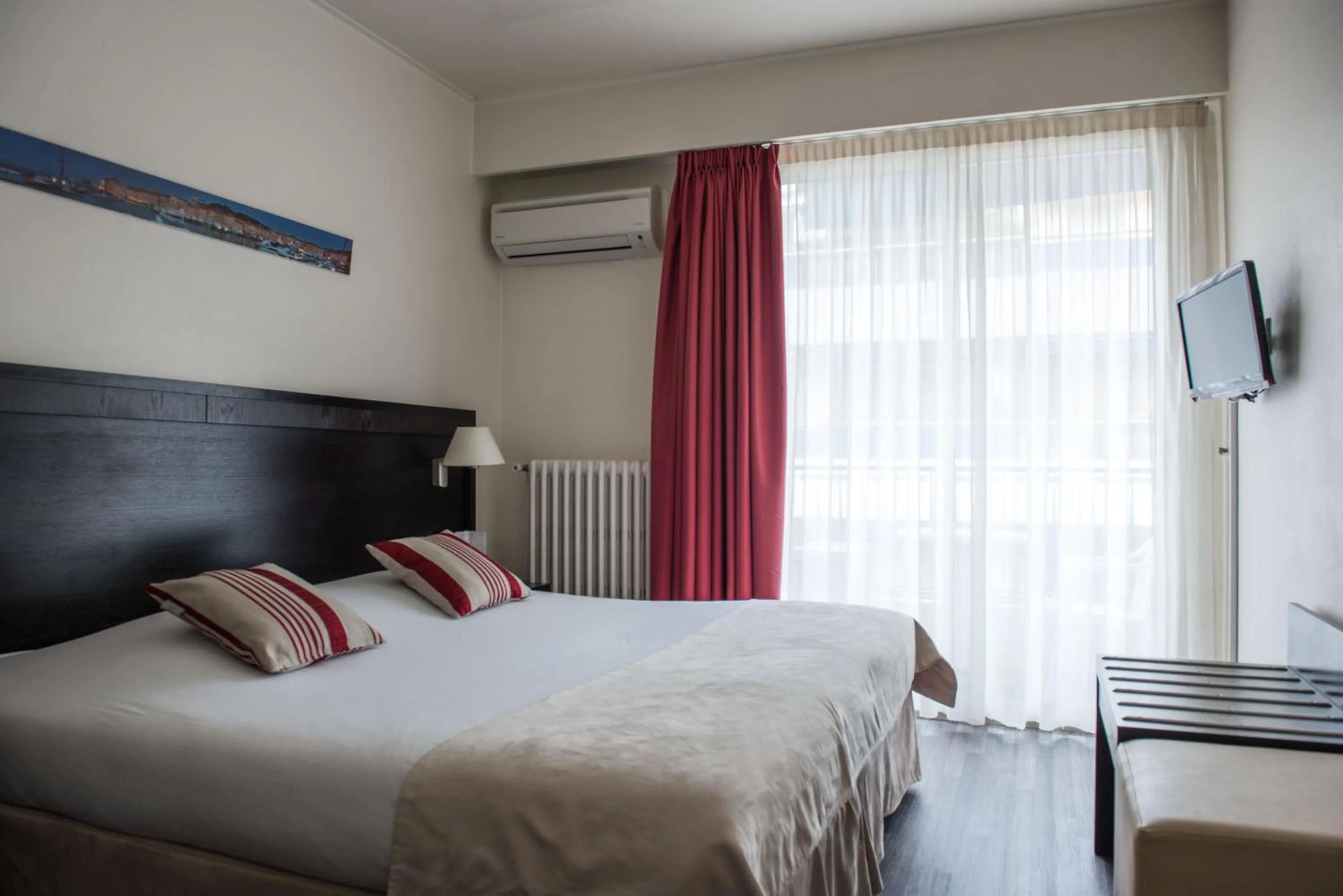 Photo of the whole room, Bed in Hôtel Comté de Nice