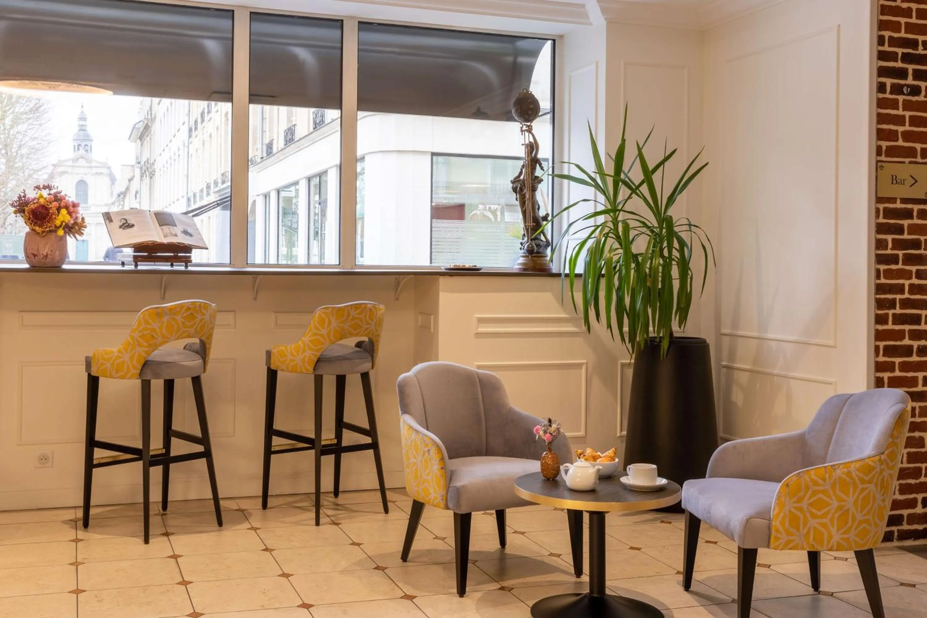 Lobby or reception in Best Western Royal Hotel Caen