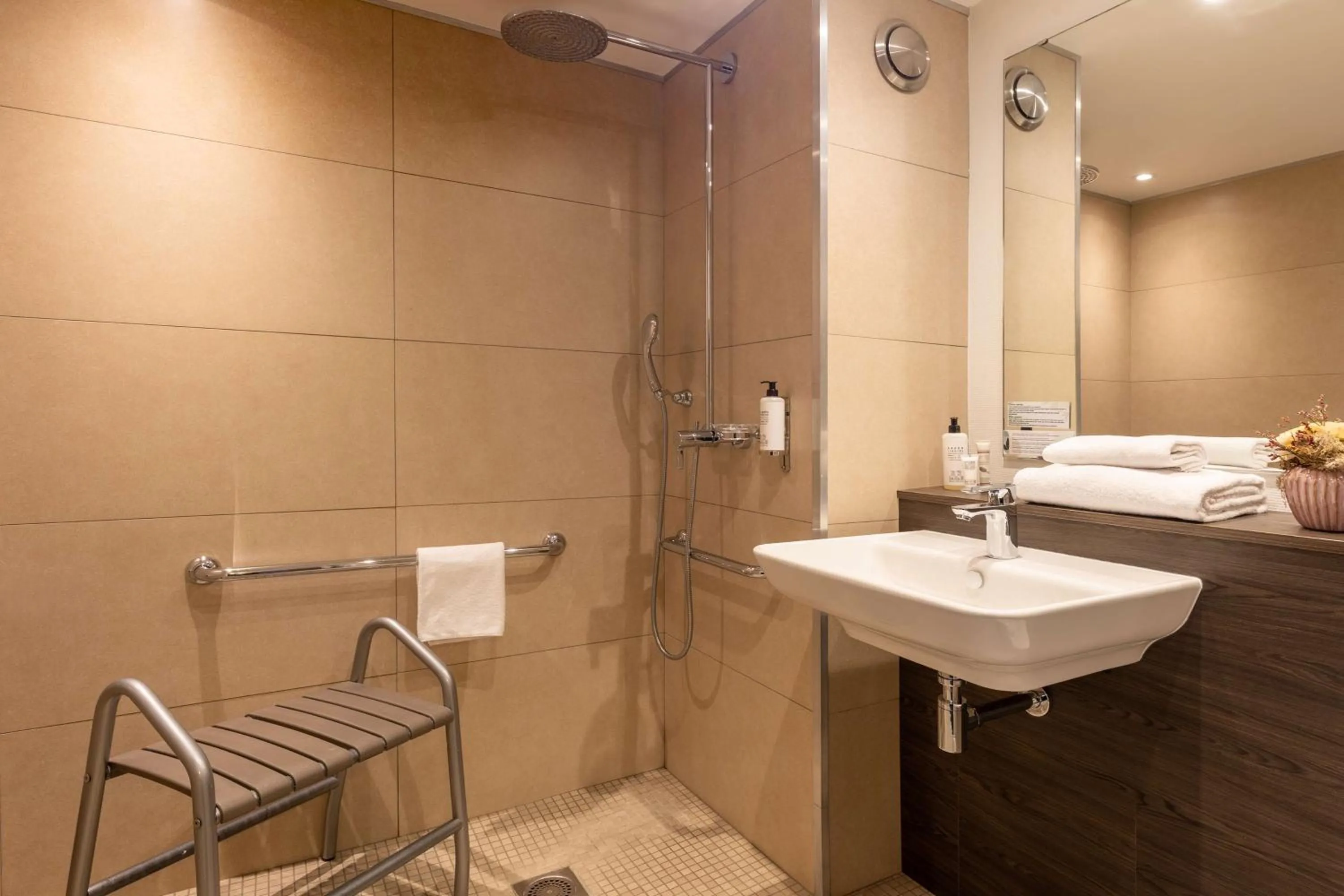 Shower in Best Western Royal Hotel Caen